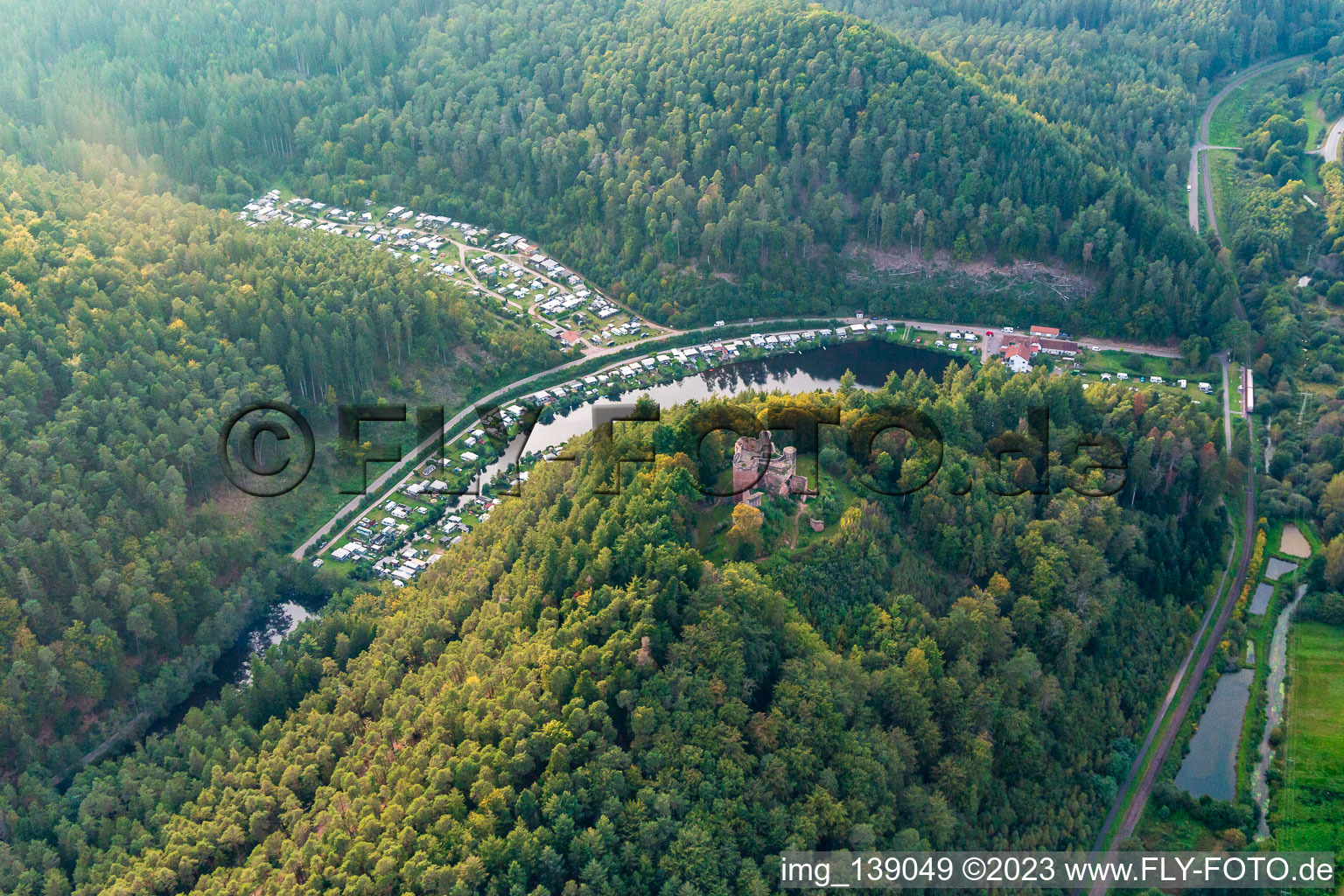 Vue aérienne de Ruines du château de Neudahn au-dessus du camping Neudahner Weiher à Dahn dans le département Rhénanie-Palatinat, Allemagne