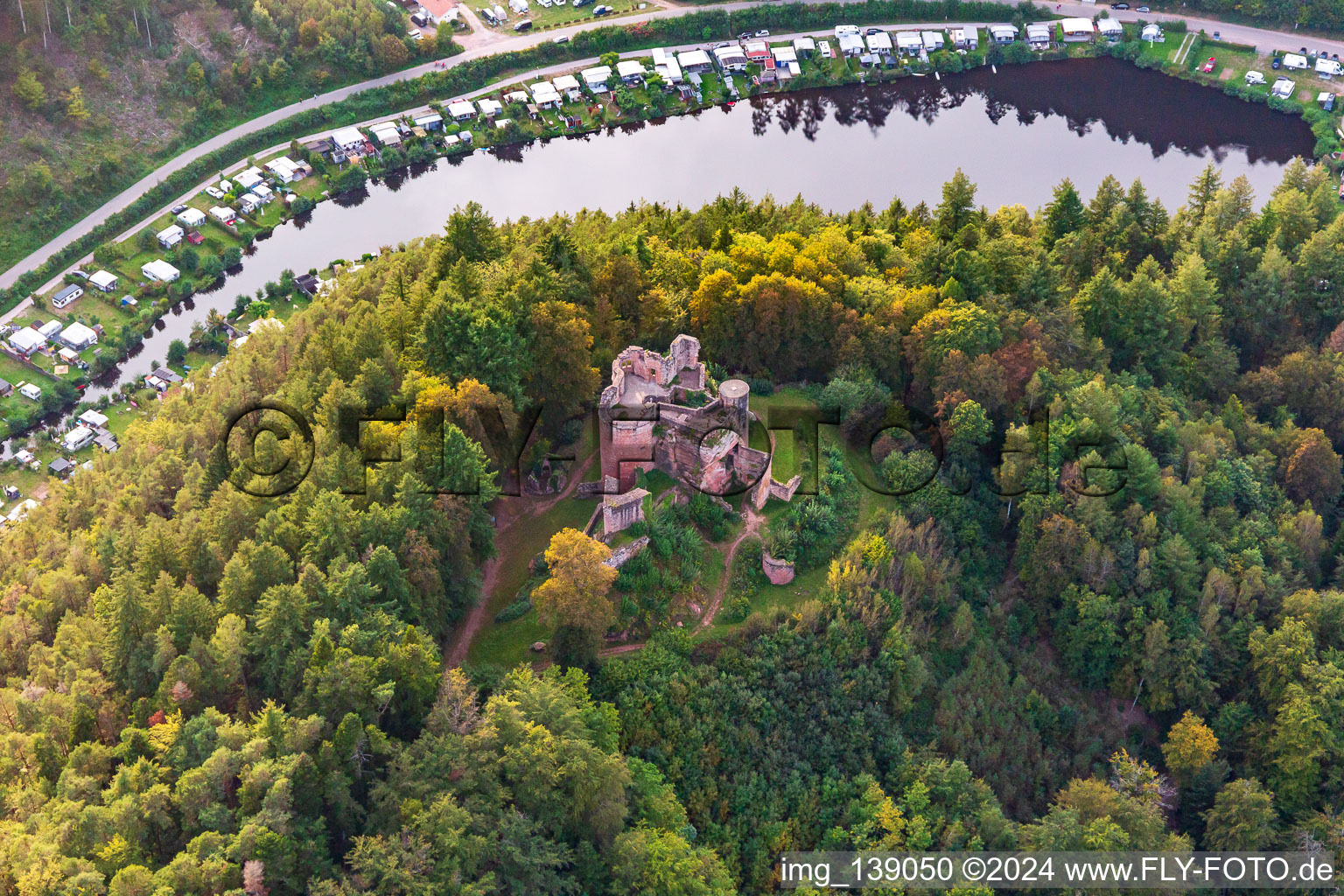 Photographie aérienne de Ruines du château de Neudahn au-dessus du camping Neudahner Weiher à Dahn dans le département Rhénanie-Palatinat, Allemagne