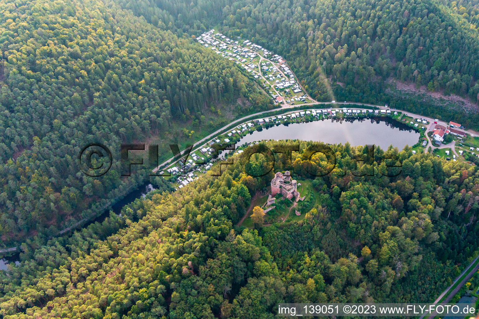 Vue oblique de Ruines du château de Neudahn au-dessus du camping Neudahner Weiher à Dahn dans le département Rhénanie-Palatinat, Allemagne