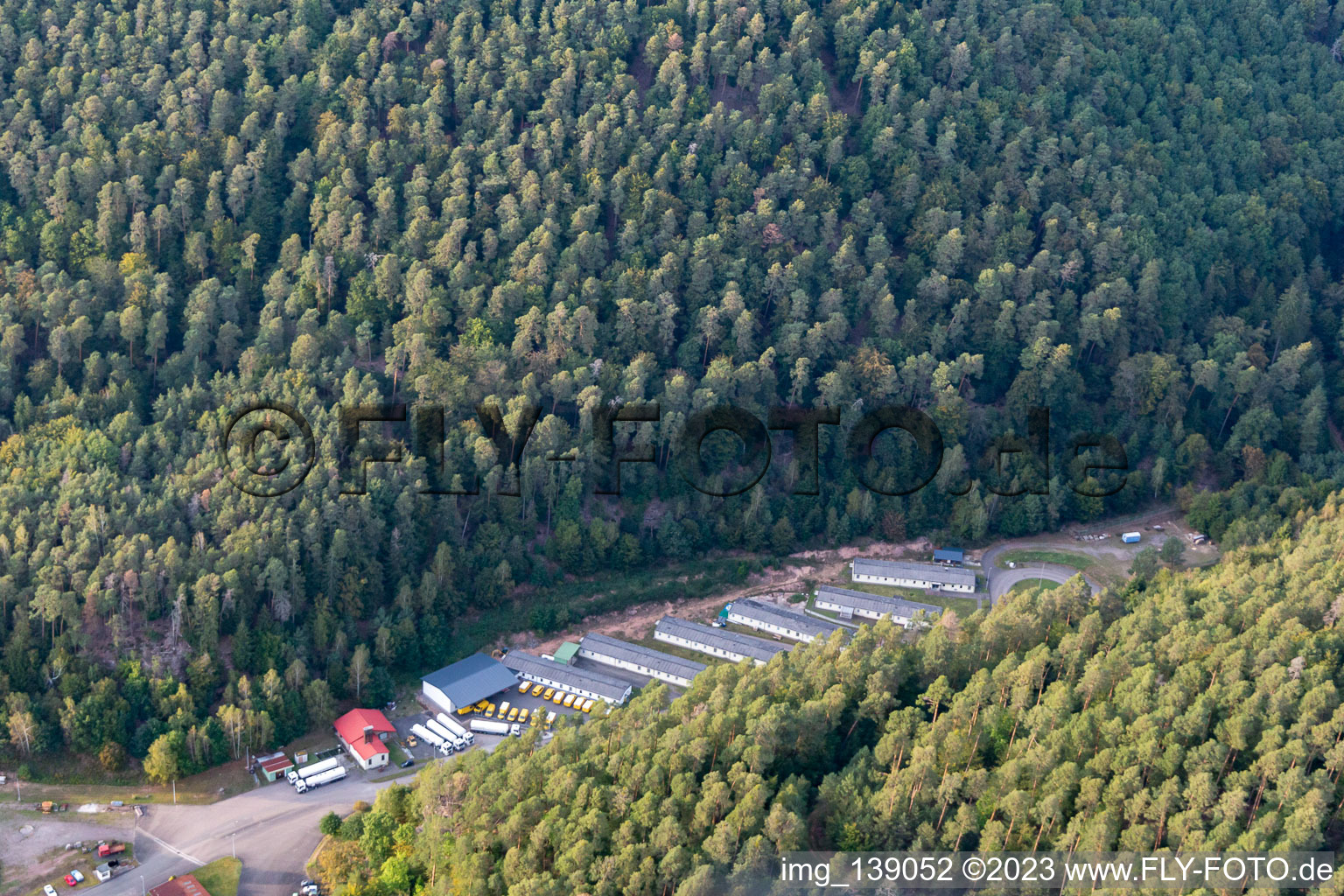 Vue aérienne de Parc d'activités de Neudahn avec le concessionnaire automobile Korn à Dahn dans le département Rhénanie-Palatinat, Allemagne