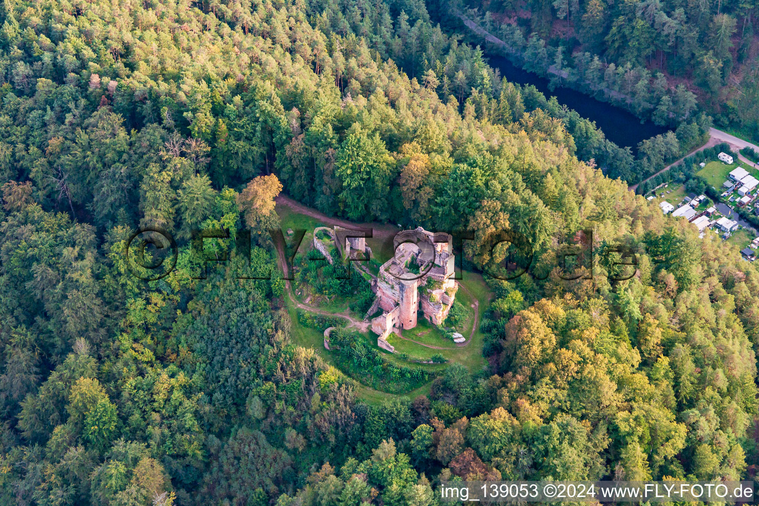 Ruines du château de Neudahn au-dessus du camping Neudahner Weiher à Dahn dans le département Rhénanie-Palatinat, Allemagne d'en haut