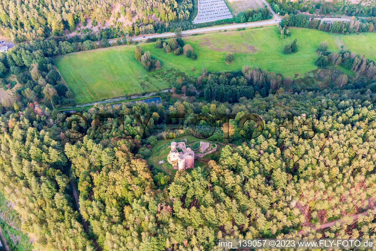 Ruines du château de Neudahn au-dessus du camping Neudahner Weiher à Dahn dans le département Rhénanie-Palatinat, Allemagne vue d'en haut