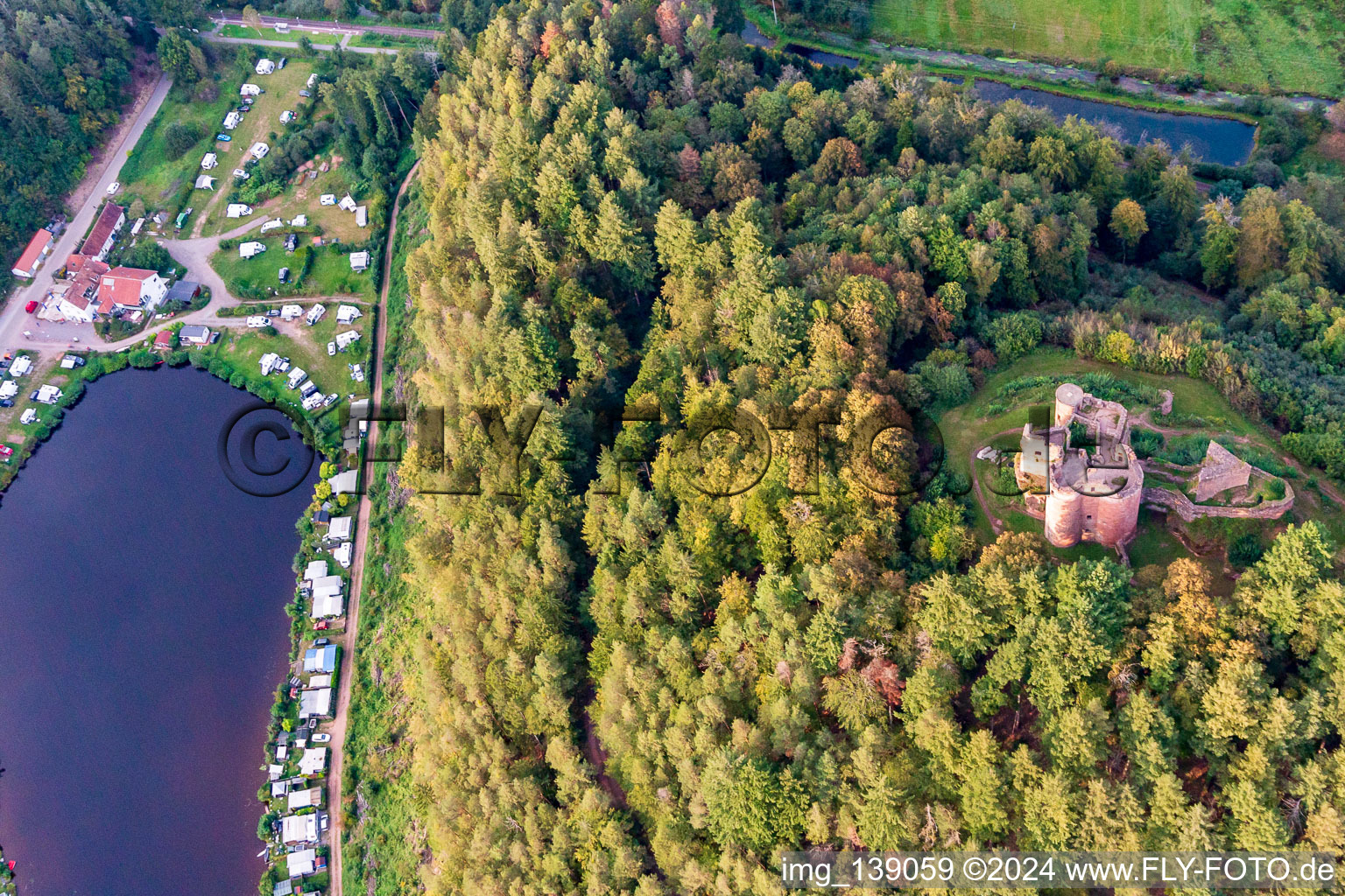 Ruines du château de Neudahn au-dessus du camping Neudahner Weiher à Dahn dans le département Rhénanie-Palatinat, Allemagne depuis l'avion