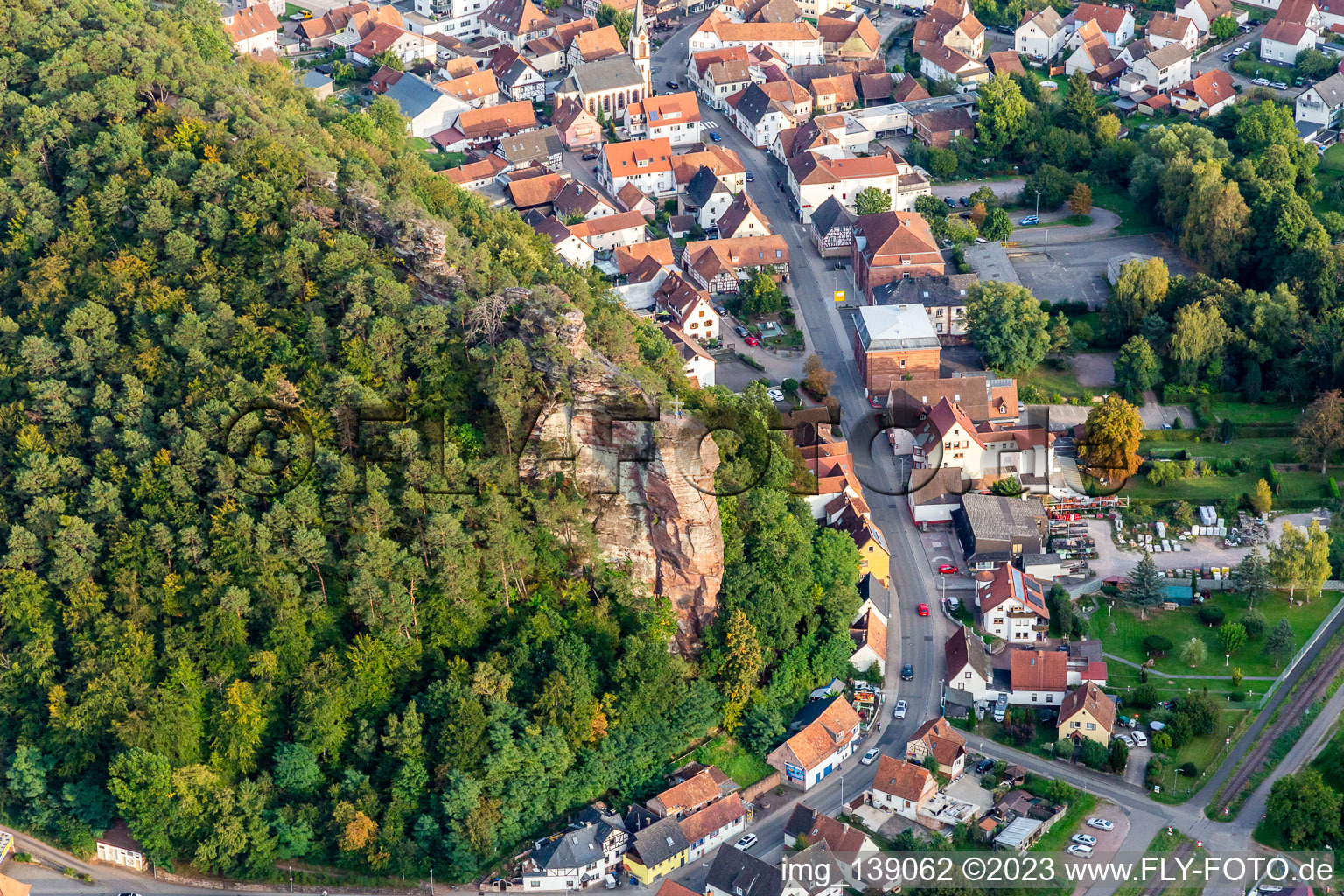 Vue aérienne de Le saut de la jeune fille à Dahn dans le département Rhénanie-Palatinat, Allemagne