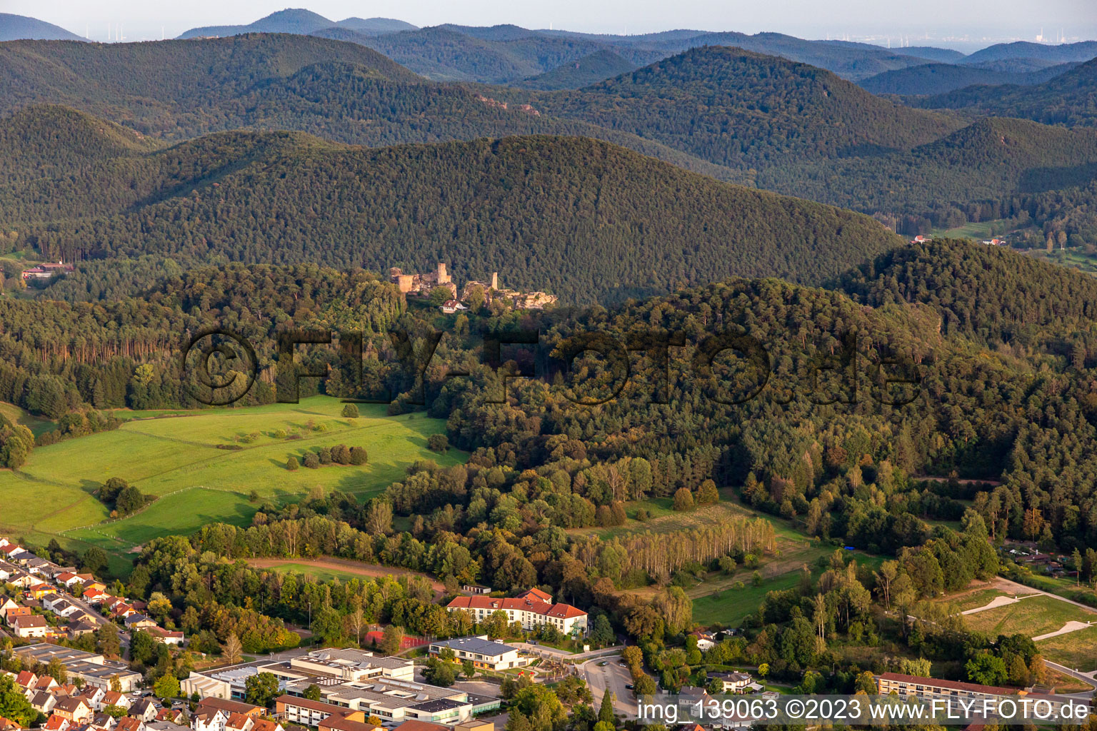 Vue aérienne de Maison au parc thermal Dahn à Dahn dans le département Rhénanie-Palatinat, Allemagne