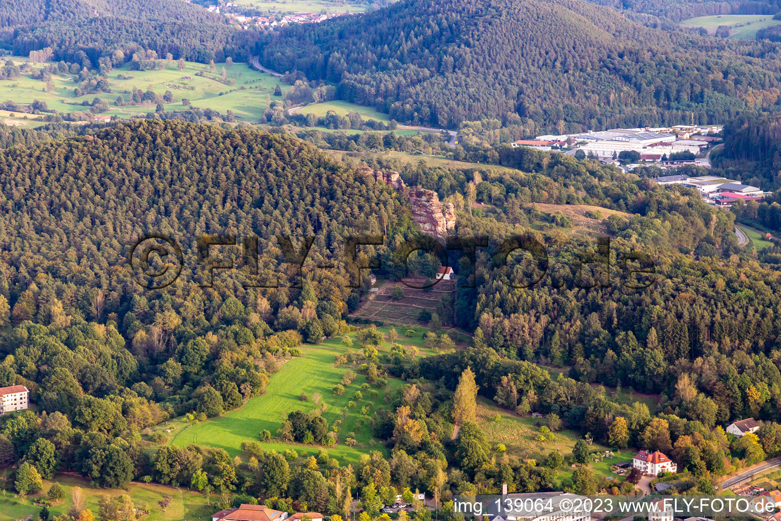 Photographie aérienne de Cimetière d'honneur Dahn avec la chapelle Saint-Michel Dahn et le point de vue du Hochstein à Dahn dans le département Rhénanie-Palatinat, Allemagne