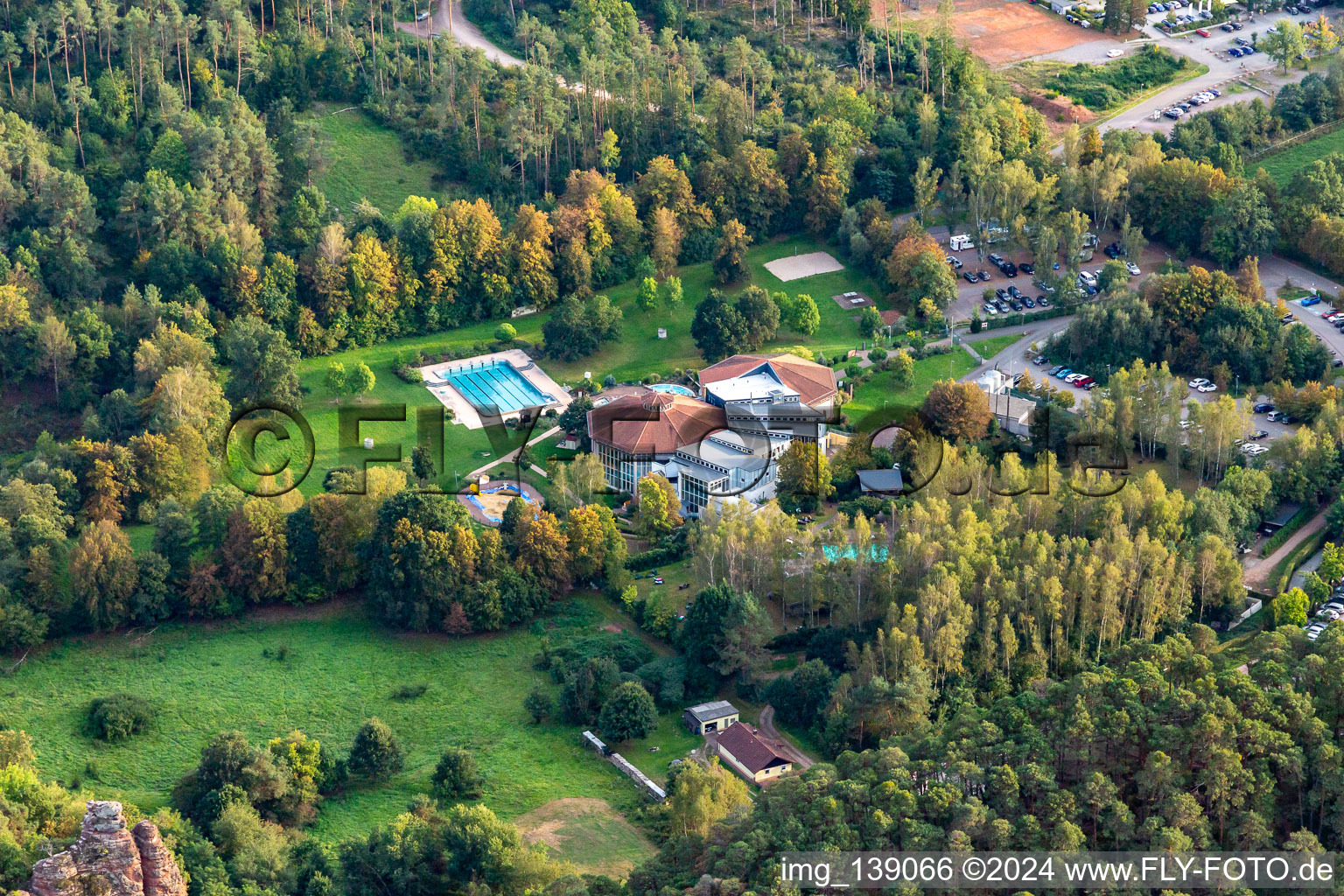 Photographie aérienne de Paradis balnéaire de Felsland à Dahn dans le département Rhénanie-Palatinat, Allemagne