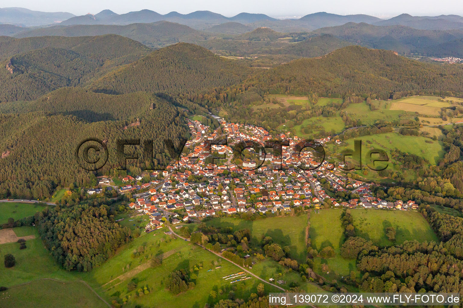 Vue aérienne de Du sud-ouest à Busenberg dans le département Rhénanie-Palatinat, Allemagne