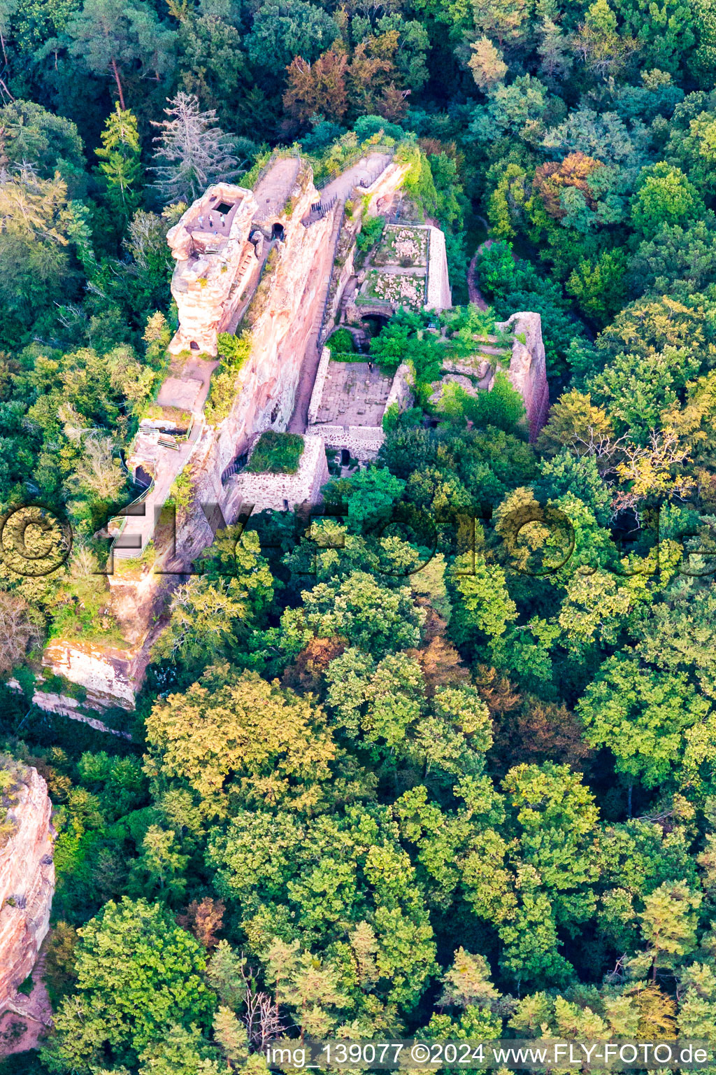 Château de Drachenfels à Busenberg dans le département Rhénanie-Palatinat, Allemagne vue d'en haut