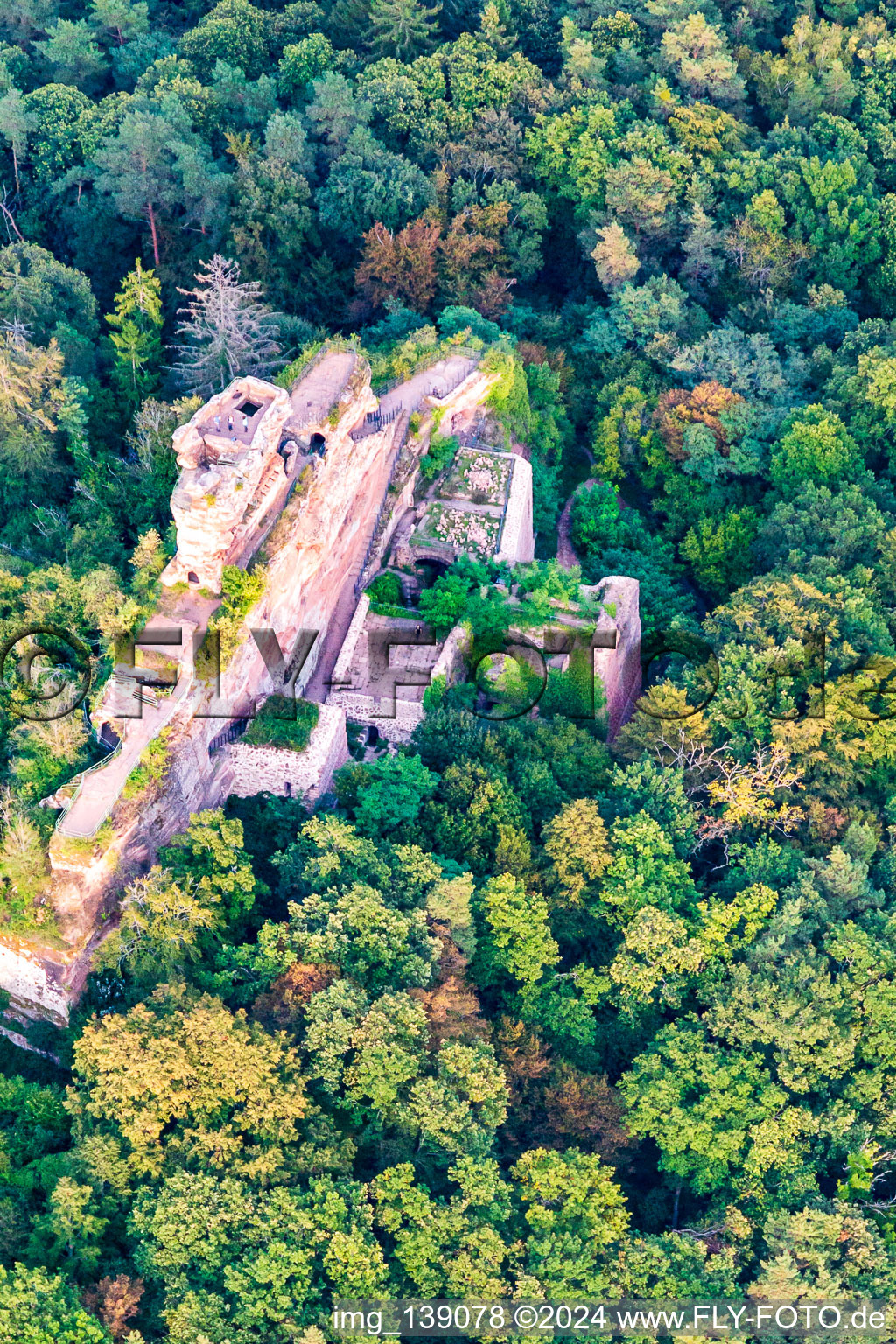 Château de Drachenfels à Busenberg dans le département Rhénanie-Palatinat, Allemagne depuis l'avion