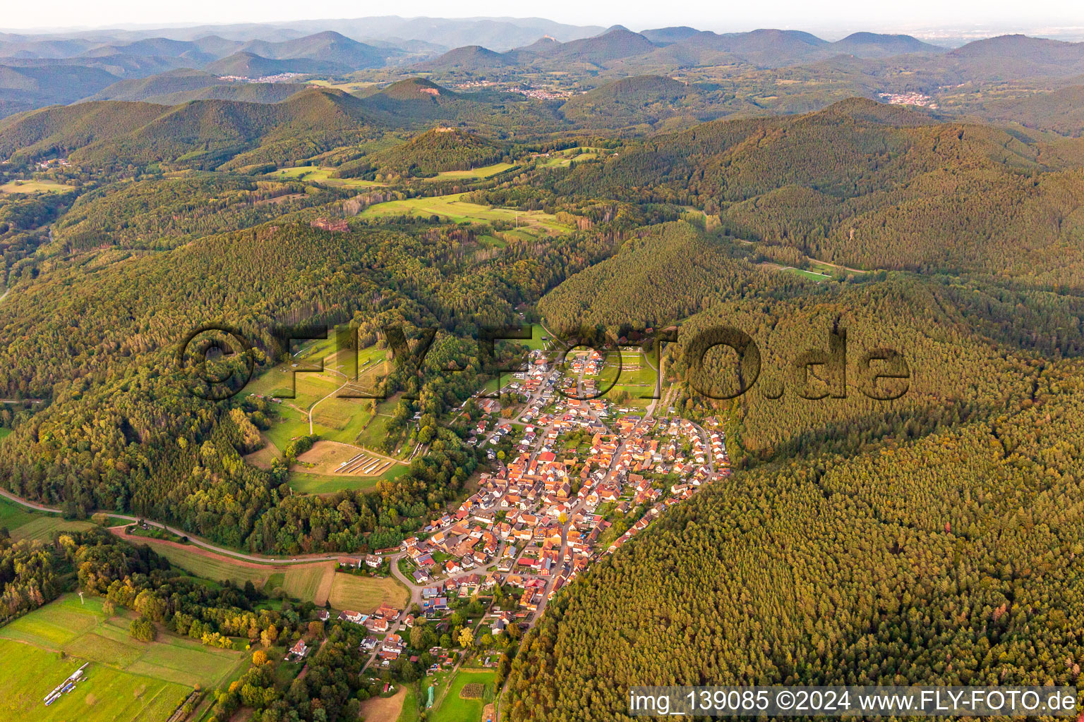 Vue aérienne de Du sud-est à Vorderweidenthal dans le département Rhénanie-Palatinat, Allemagne