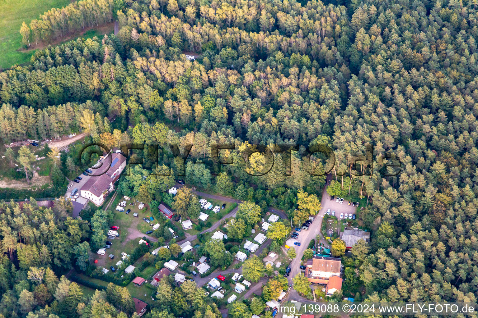 Vue aérienne de Camping Bethof à le quartier Lauterschwan in Vorderweidenthal dans le département Rhénanie-Palatinat, Allemagne