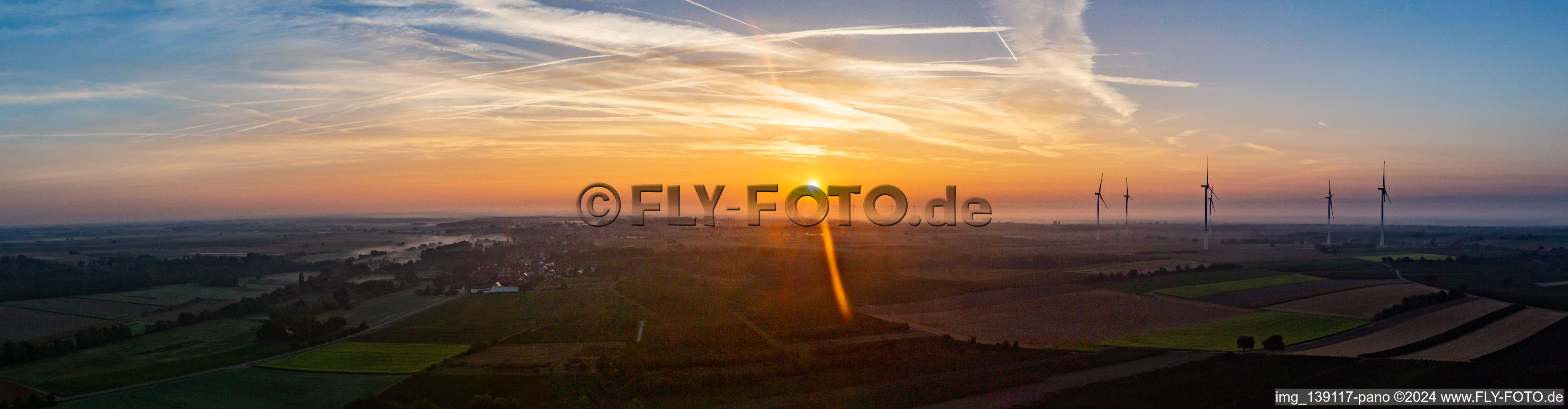 Vue aérienne de Parc éolien Freckenfeld au lever du soleil à Freckenfeld dans le département Rhénanie-Palatinat, Allemagne