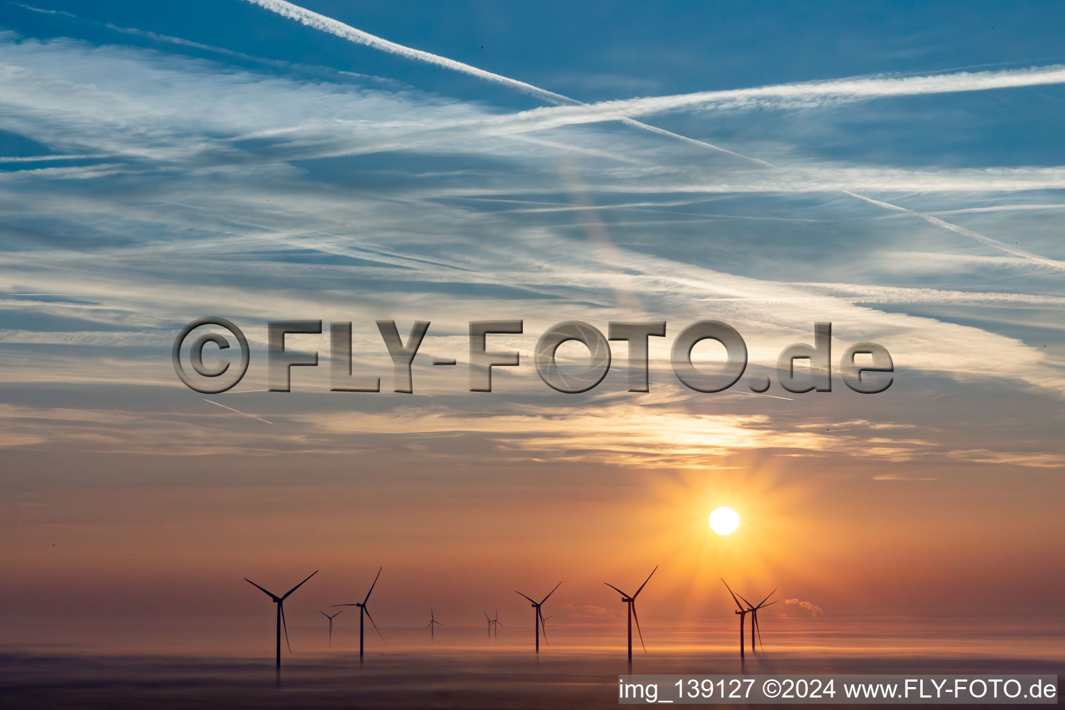 Vue aérienne de Parc éolien de Freckenfeld au lever du soleil à Dierbach dans le département Rhénanie-Palatinat, Allemagne