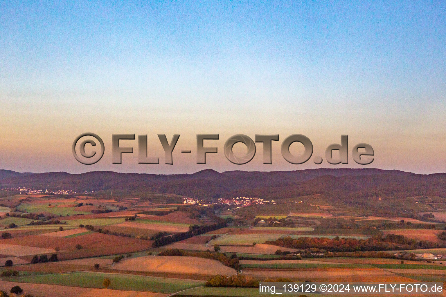 Vue aérienne de De l'est le matin à Oberotterbach dans le département Rhénanie-Palatinat, Allemagne