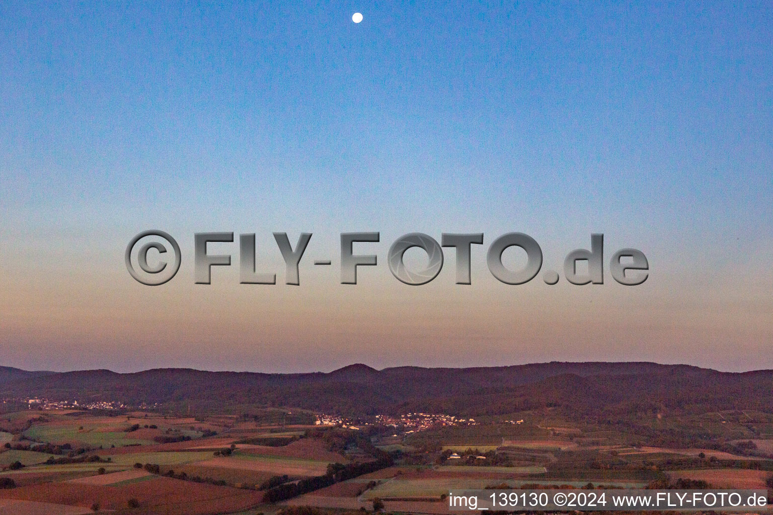 Vue aérienne de Lune sur Oberotterbach à Oberotterbach dans le département Rhénanie-Palatinat, Allemagne