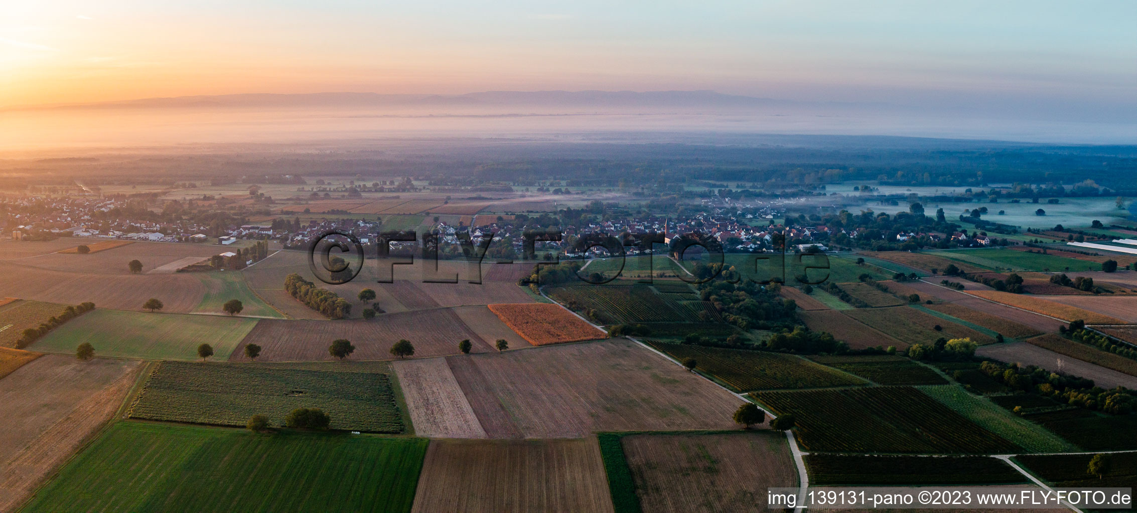 Vue aérienne de Du nord dans la brume matinale à Kapsweyer dans le département Rhénanie-Palatinat, Allemagne