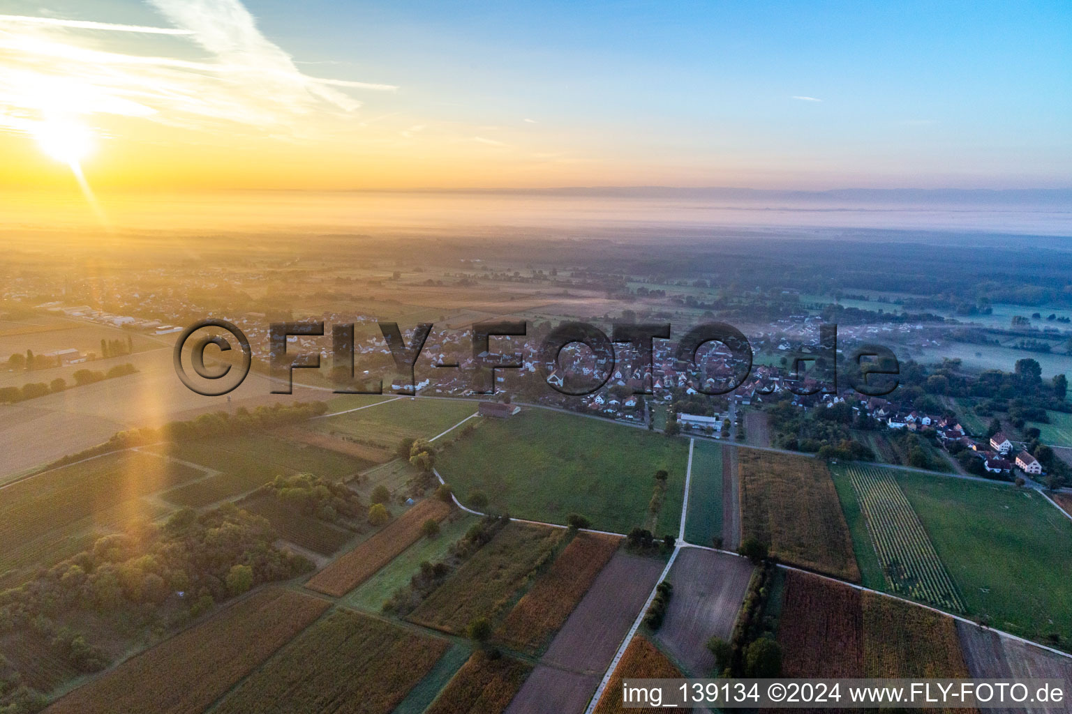 Vue aérienne de Du nord-ouest au lever du soleil à le quartier Kleinsteinfeld in Steinfeld dans le département Rhénanie-Palatinat, Allemagne