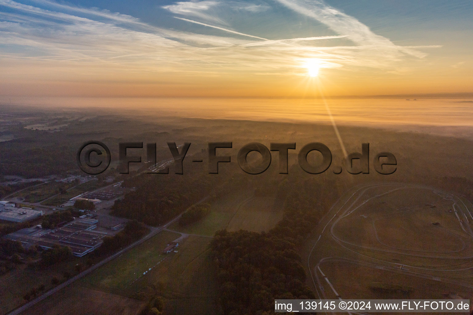 Vue aérienne de Hippodrome de la hardt au lever du soleil dans le brouillard à le quartier Altenstadt in Wissembourg dans le département Bas Rhin, France