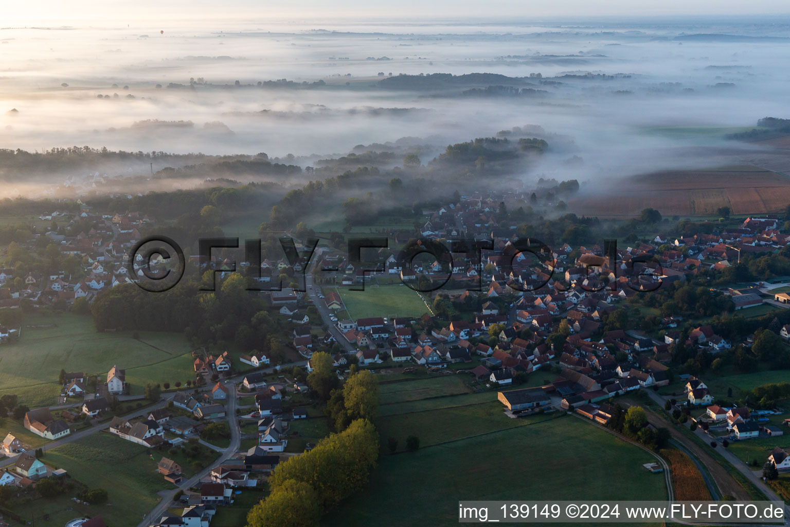 Vue aérienne de Du nord dans la brume matinale à Riedseltz dans le département Bas Rhin, France