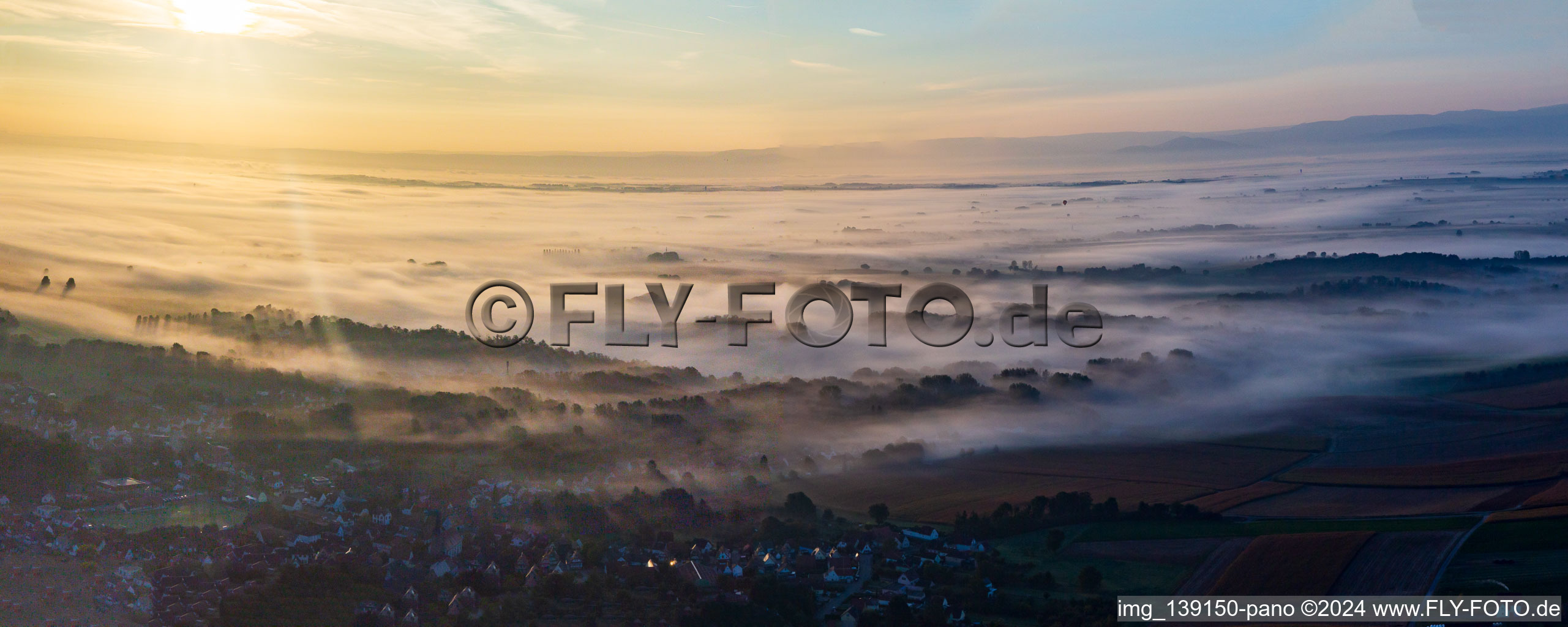 Vue aérienne de Brouillard et montgolfière au-dessus de la plaine du Rhin, dans le nord de l'Alsace à Riedseltz dans le département Bas Rhin, France