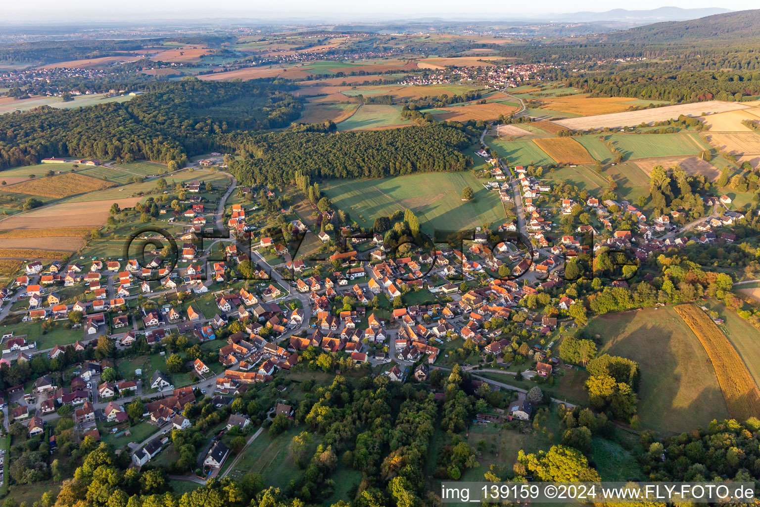 Vue aérienne de Du nord-est à Lobsann dans le département Bas Rhin, France