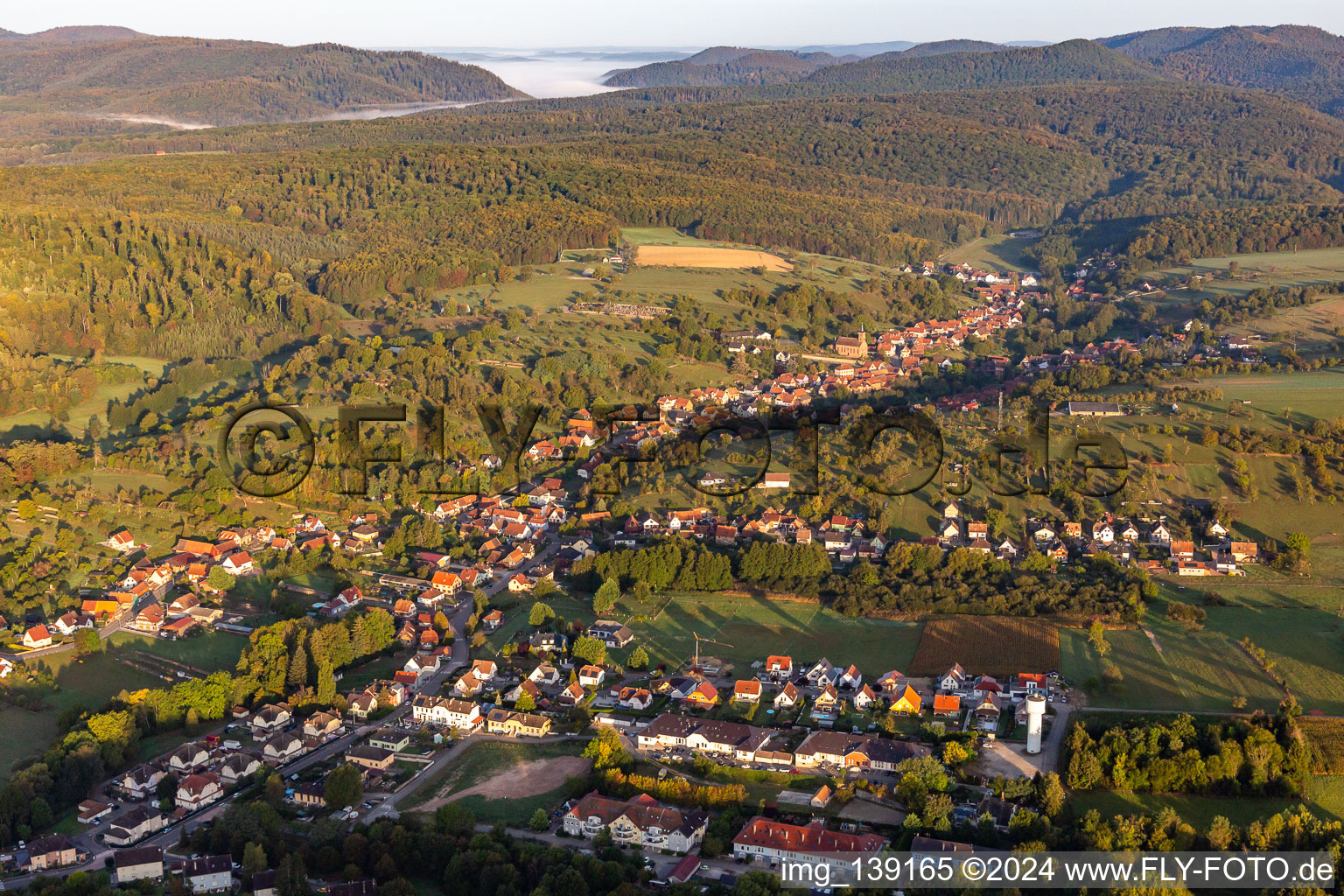 Vue aérienne de Le brouillard matinal recouvre les vallées des Vosges du Nord près de Niederbronn à Langensoultzbach dans le département Bas Rhin, France