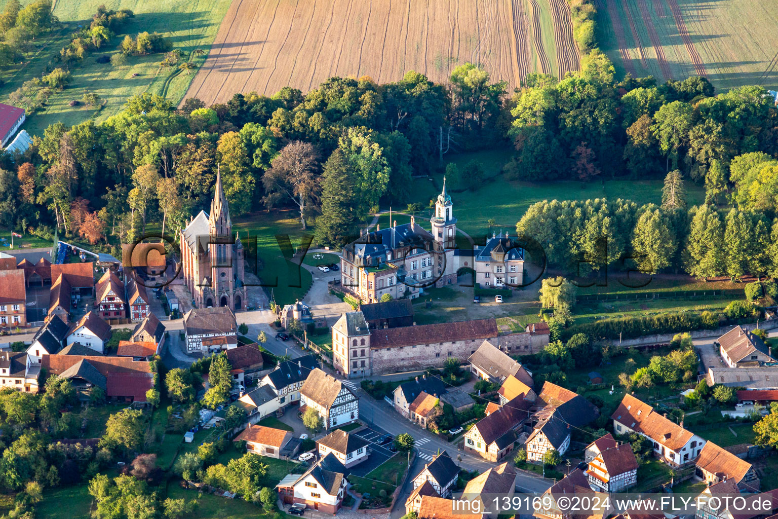 Vue aérienne de Château de Frœschwiller à Frœschwiller dans le département Bas Rhin, France