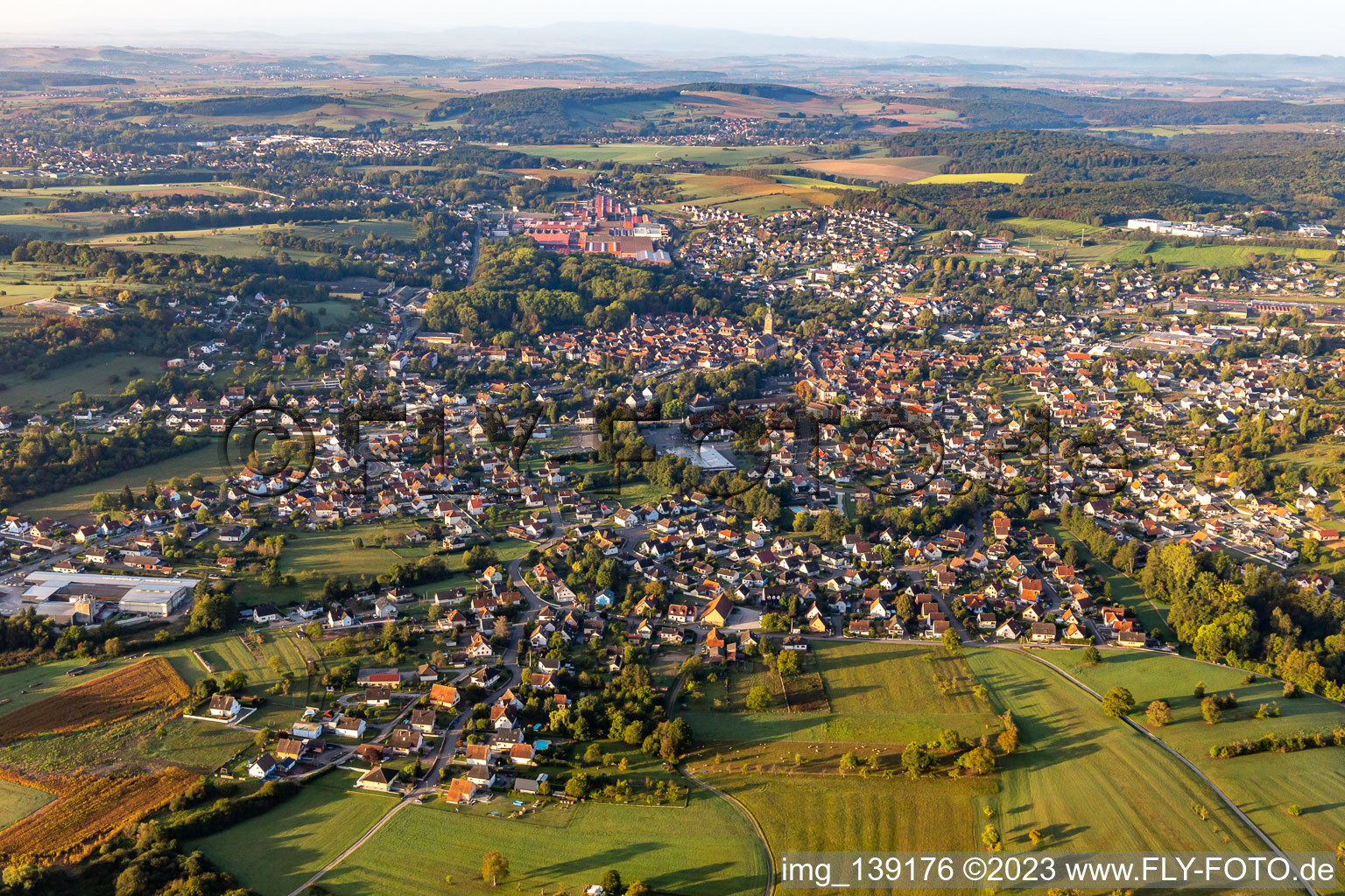 Vue aérienne de Du nord-est à Reichshoffen dans le département Bas Rhin, France