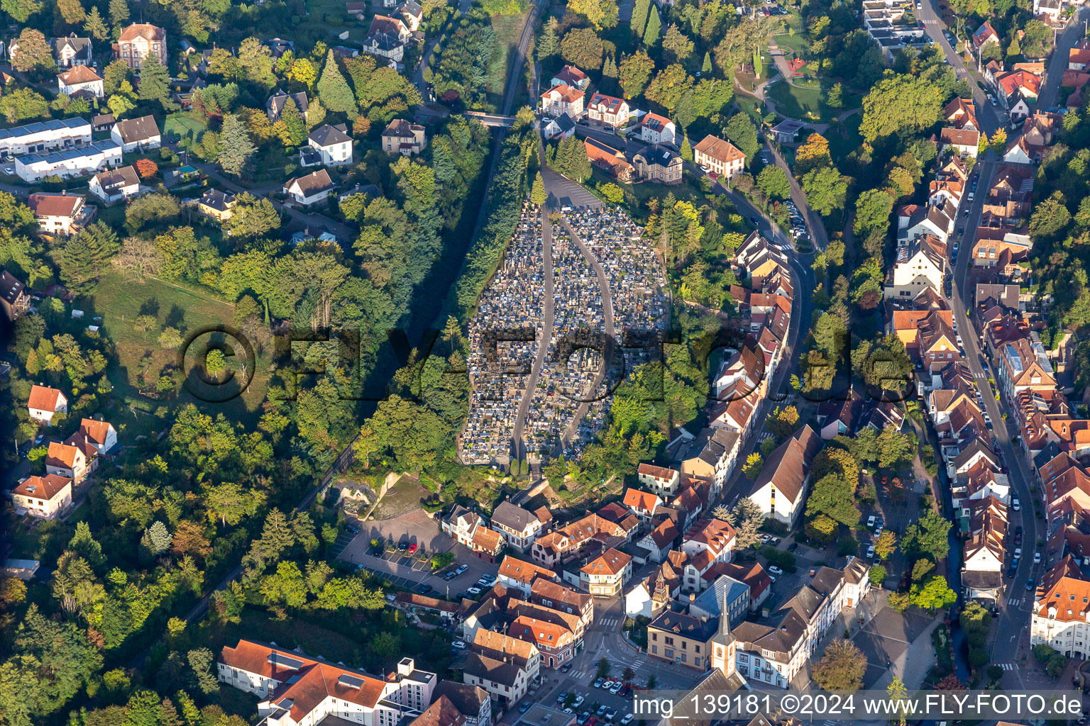 Vue aérienne de Cimetière de Niederbronn les Bains à Niederbronn-les-Bains dans le département Bas Rhin, France