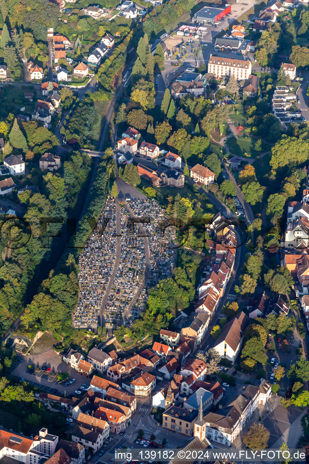 Vue aérienne de Cimetière de Niederbronn les Bains à Niederbronn-les-Bains dans le département Bas Rhin, France