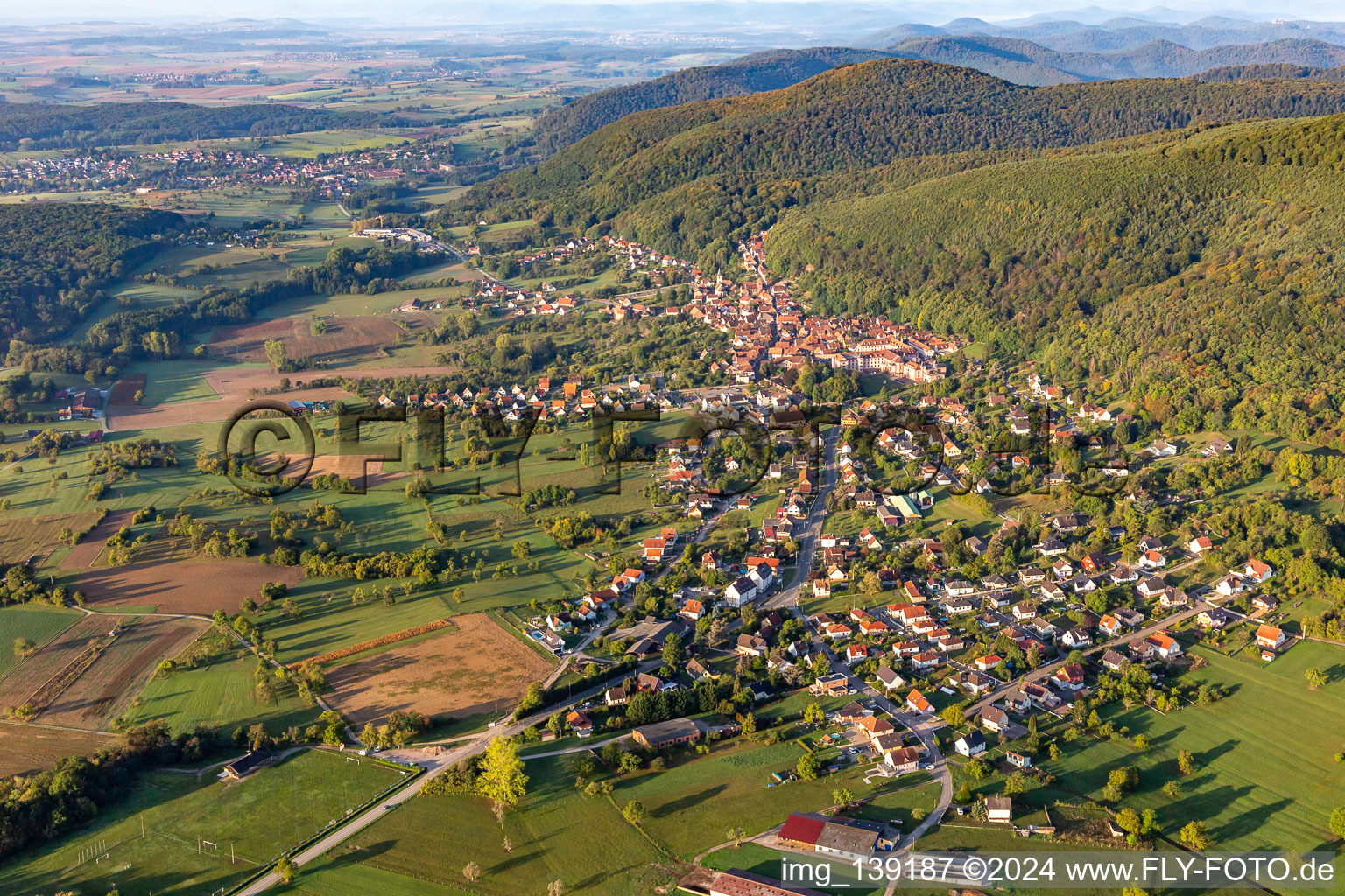 Vue aérienne de Du nord-est à Oberbronn dans le département Bas Rhin, France