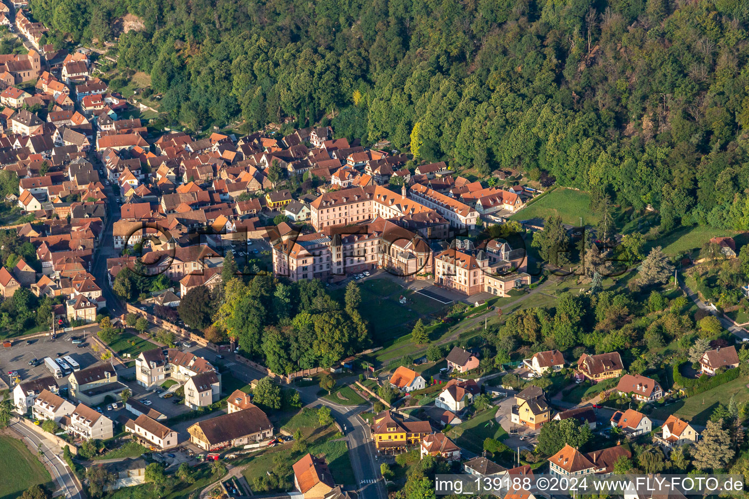 Vue aérienne de Couvent Oberbronn et hôpital Notre Dame à Oberbronn dans le département Bas Rhin, France