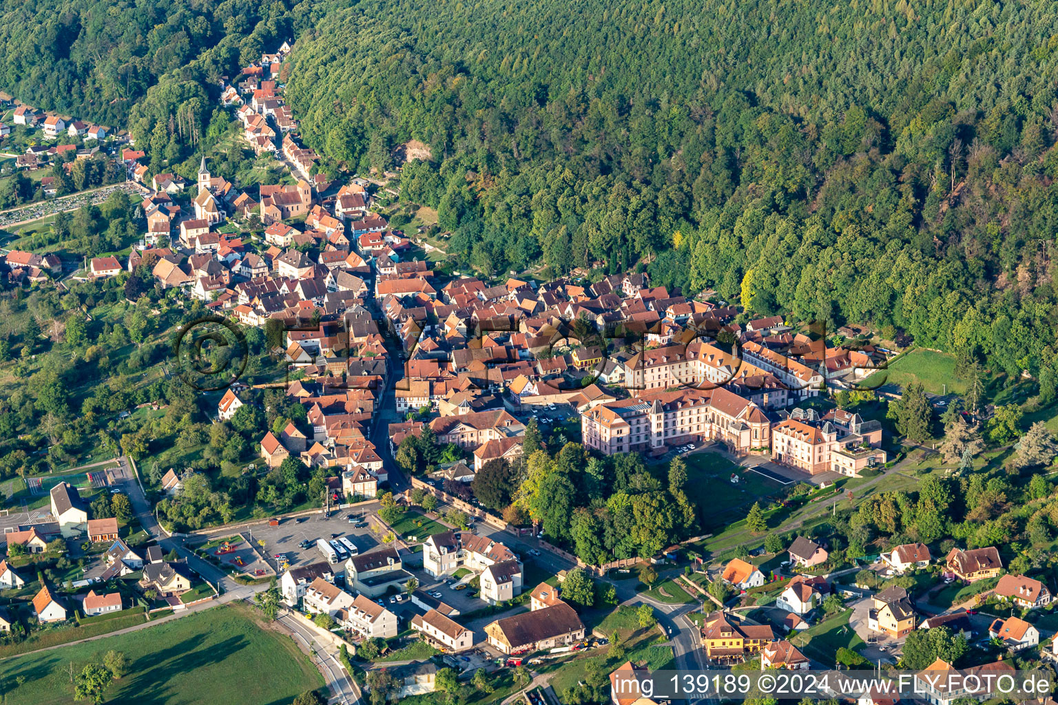 Vue aérienne de Couvent Oberbronn et hôpital Notre Dame à Oberbronn dans le département Bas Rhin, France