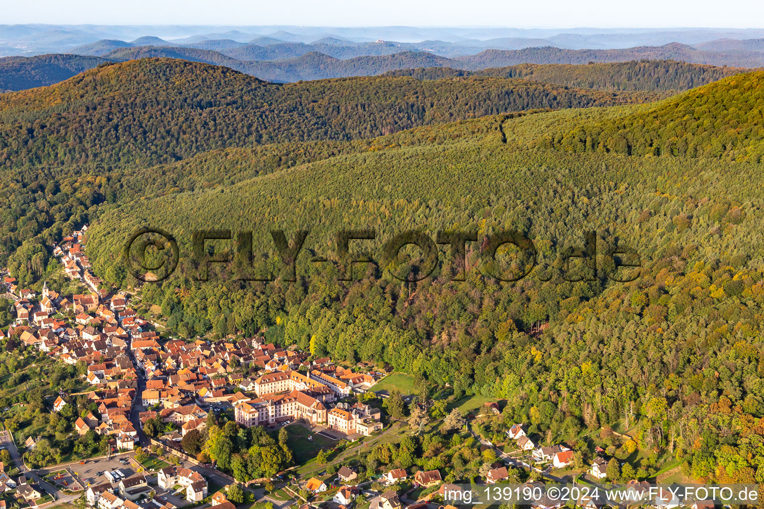 Vue aérienne de Du nord-est à Oberbronn dans le département Bas Rhin, France