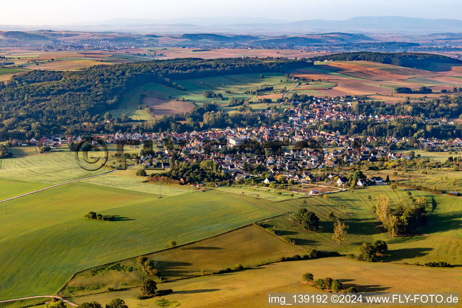 Vue aérienne de Du nord à Gumbrechtshoffen dans le département Bas Rhin, France