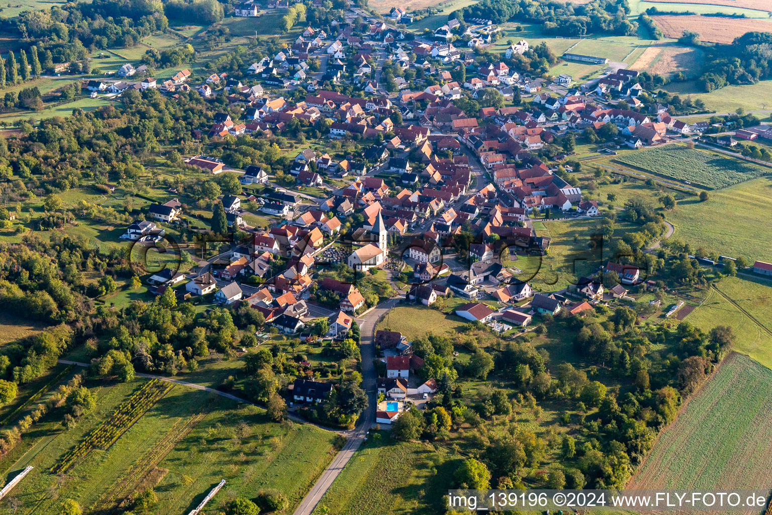 Vue aérienne de Du sud-ouest à Morsbronn-les-Bains dans le département Bas Rhin, France