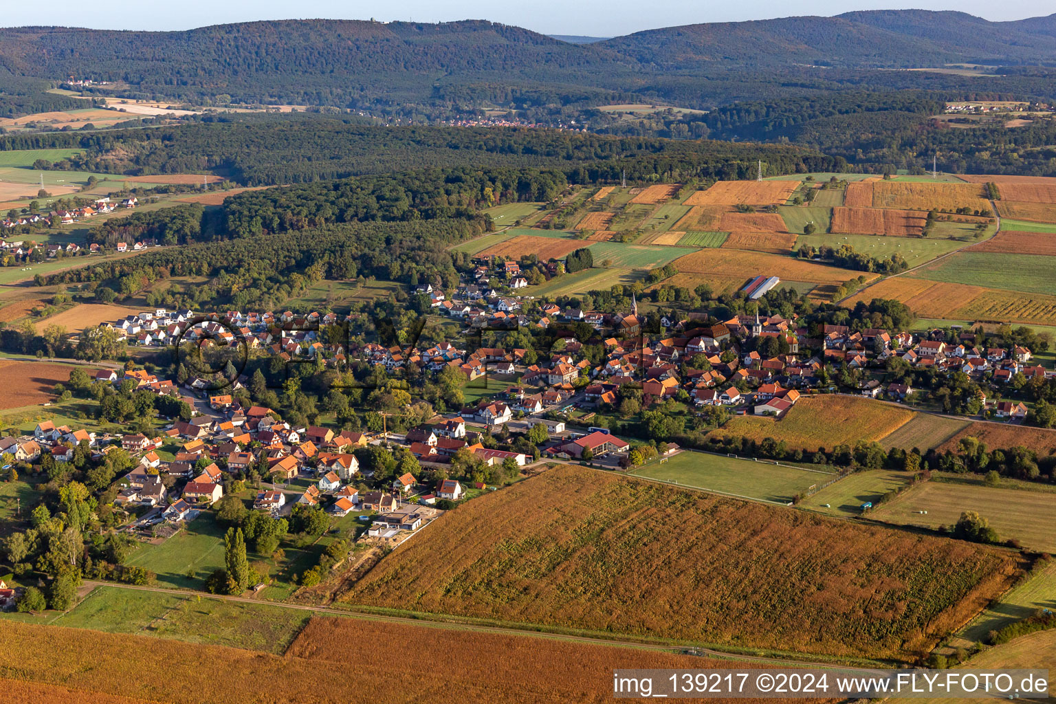 Vue aérienne de Du sud à Kutzenhausen dans le département Bas Rhin, France