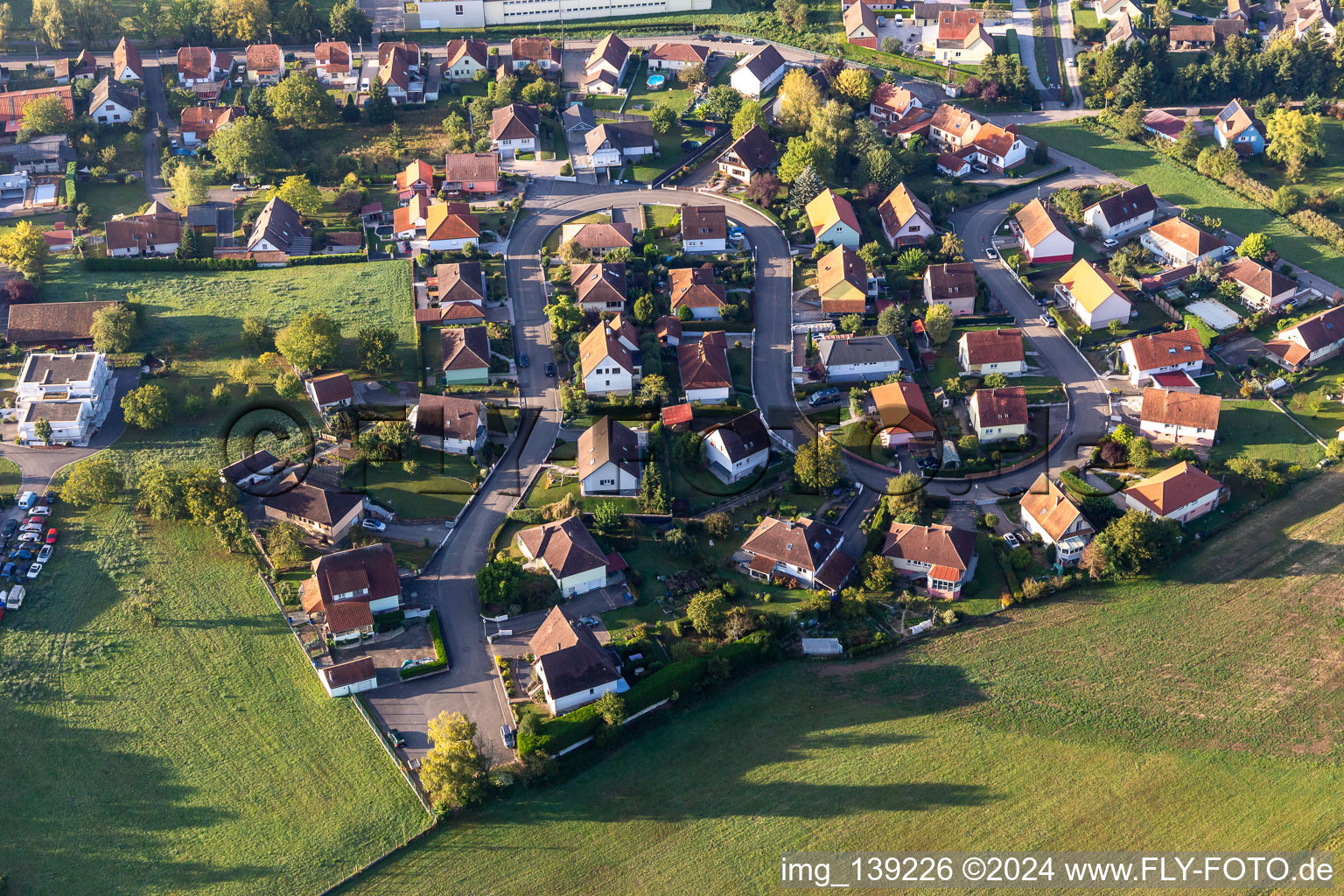 Vue aérienne de Rue de la Dîme en forme de S à Soultz-sous-Forêts dans le département Bas Rhin, France