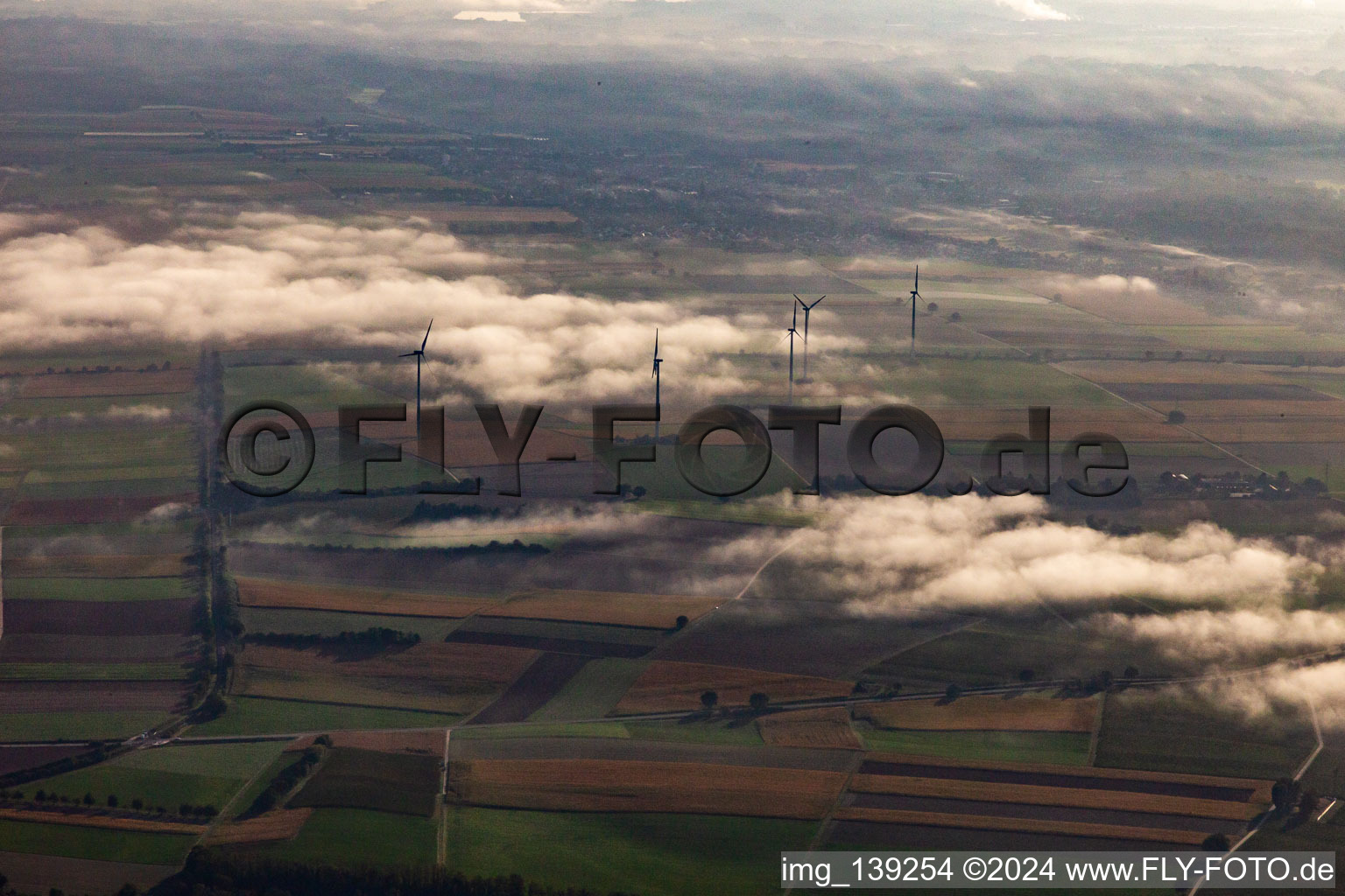 Vue aérienne de Parc éolien de Minfeld dans la brume matinale à Kandel dans le département Rhénanie-Palatinat, Allemagne