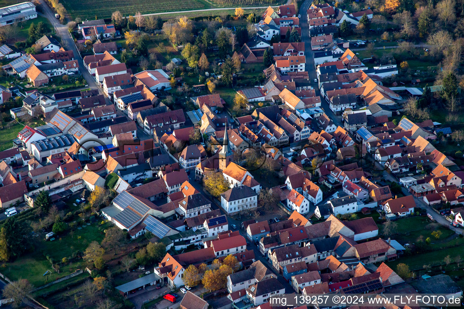 Vue aérienne de Kirchstr. à le quartier Heuchelheim in Heuchelheim-Klingen dans le département Rhénanie-Palatinat, Allemagne