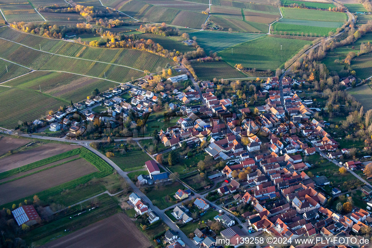 Vue aérienne de Rue Haupt à le quartier Heuchelheim in Heuchelheim-Klingen dans le département Rhénanie-Palatinat, Allemagne