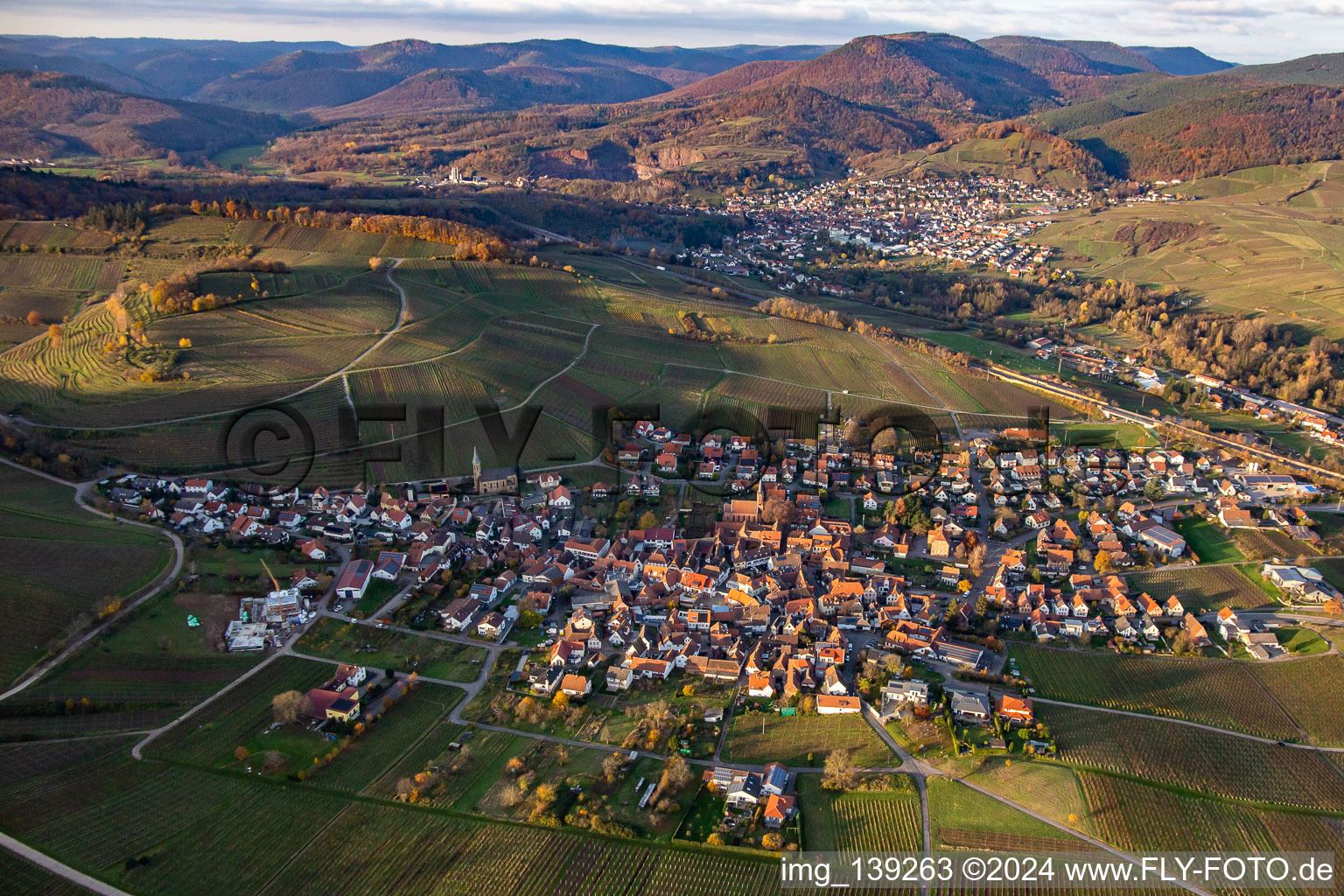 Vue aérienne de Du sud-est à Birkweiler dans le département Rhénanie-Palatinat, Allemagne