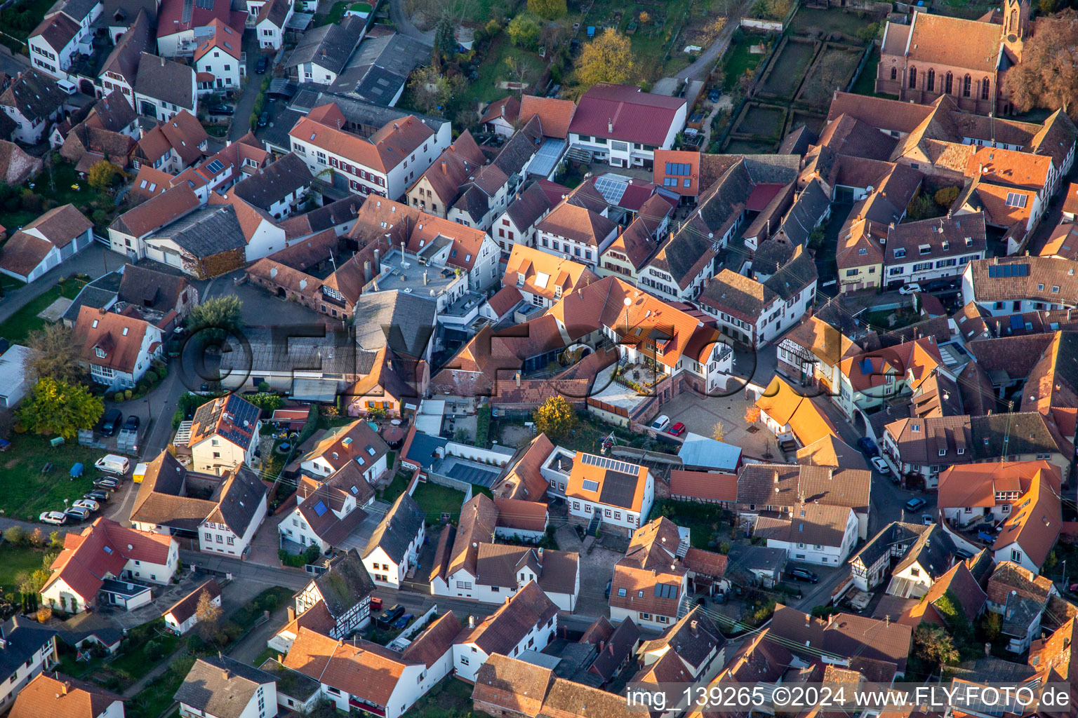 Vue aérienne de St. Laurentiushof à Birkweiler dans le département Rhénanie-Palatinat, Allemagne