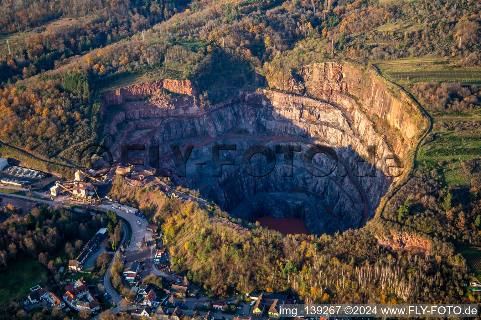 Vue aérienne de Carrière Albersweiler Basalte AG à Albersweiler dans le département Rhénanie-Palatinat, Allemagne