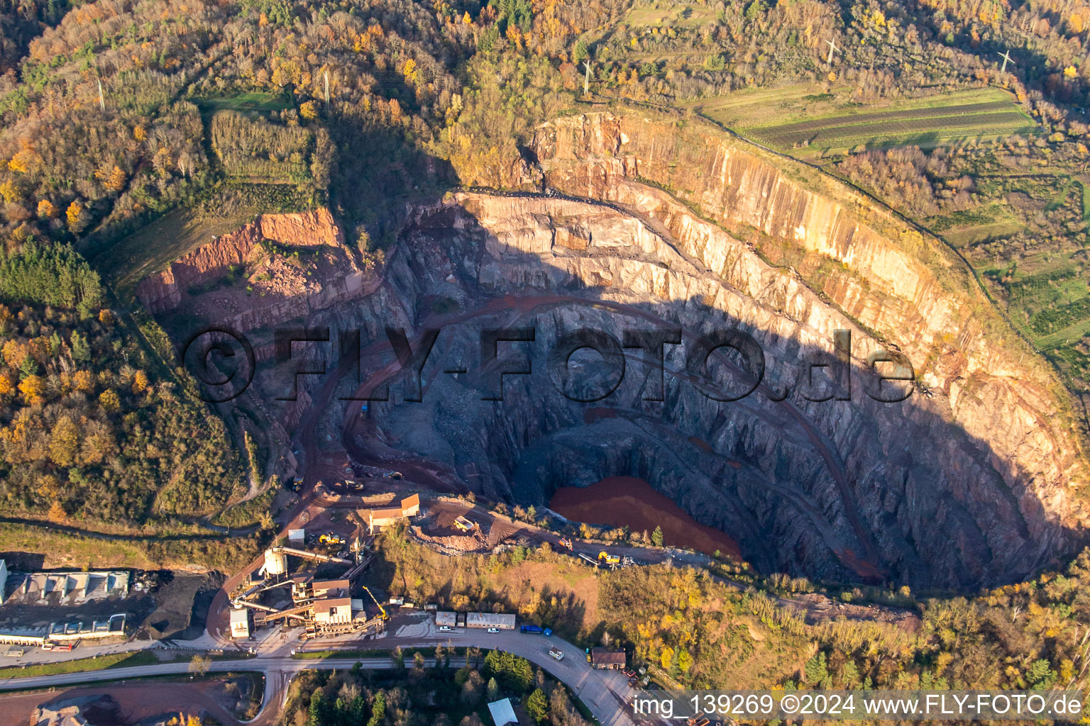 Photographie aérienne de Carrière Albersweiler Basalte AG à Albersweiler dans le département Rhénanie-Palatinat, Allemagne