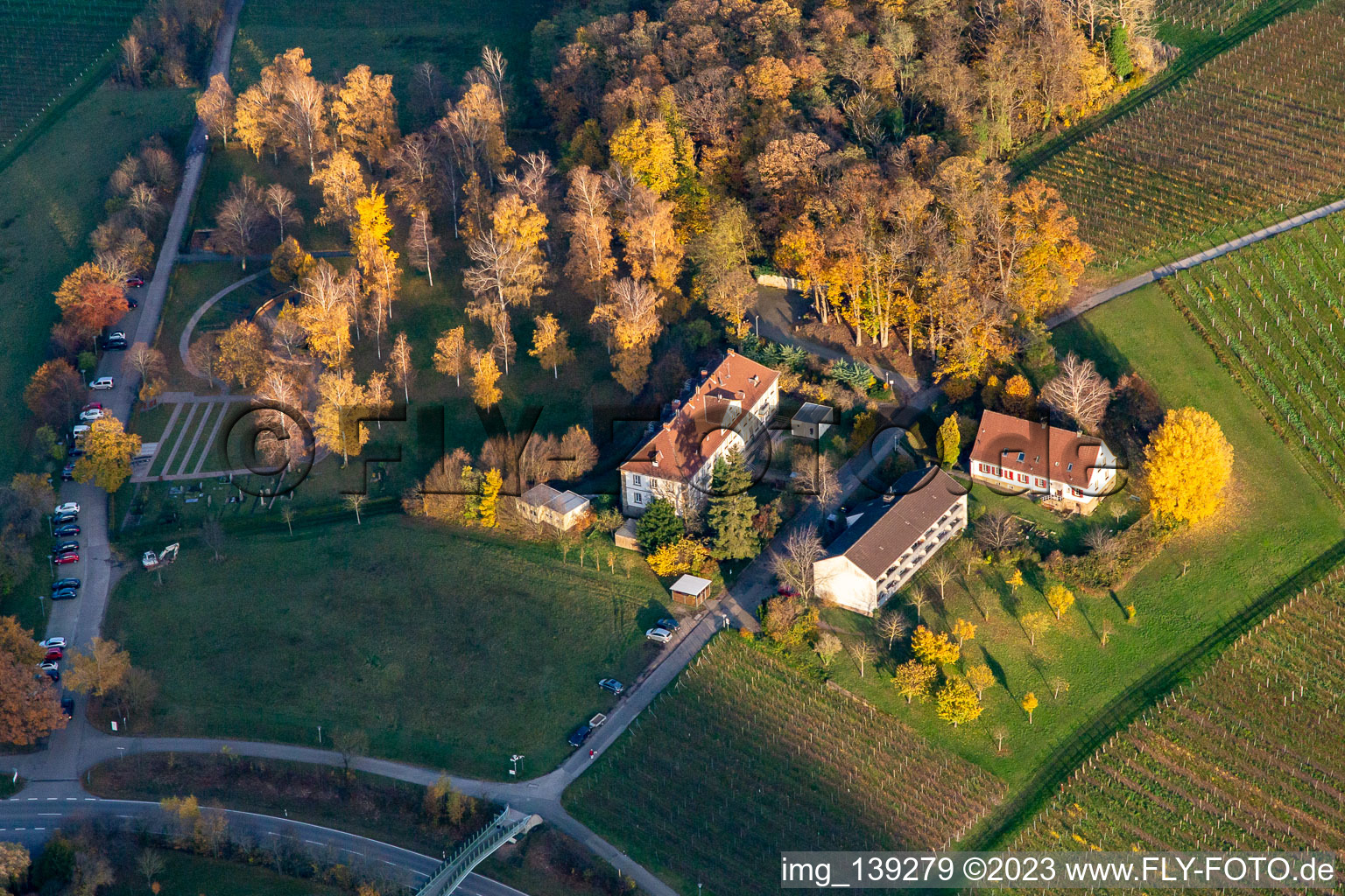 Vue aérienne de Keschde Buckel et le mémorial du Palatinat Philipp Ehmer pour les victimes de la psychiatrie nazie à Klingenmünster dans le département Rhénanie-Palatinat, Allemagne
