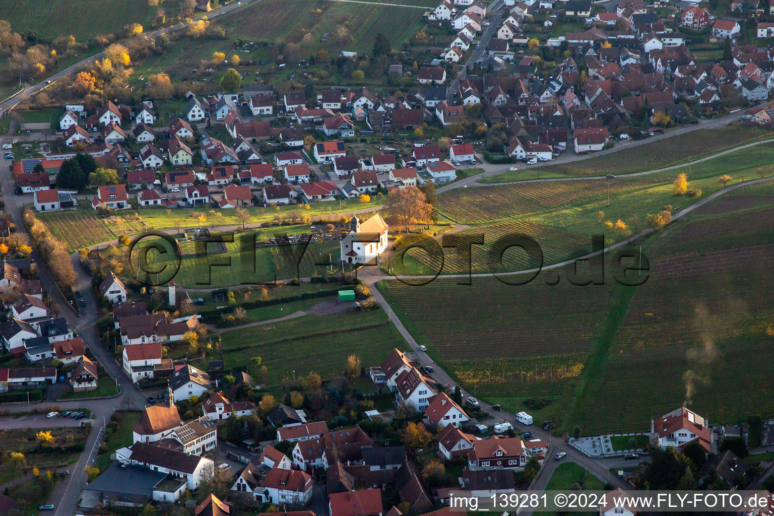 Chapelle Saint-Denys à le quartier Gleiszellen in Gleiszellen-Gleishorbach dans le département Rhénanie-Palatinat, Allemagne vue d'en haut