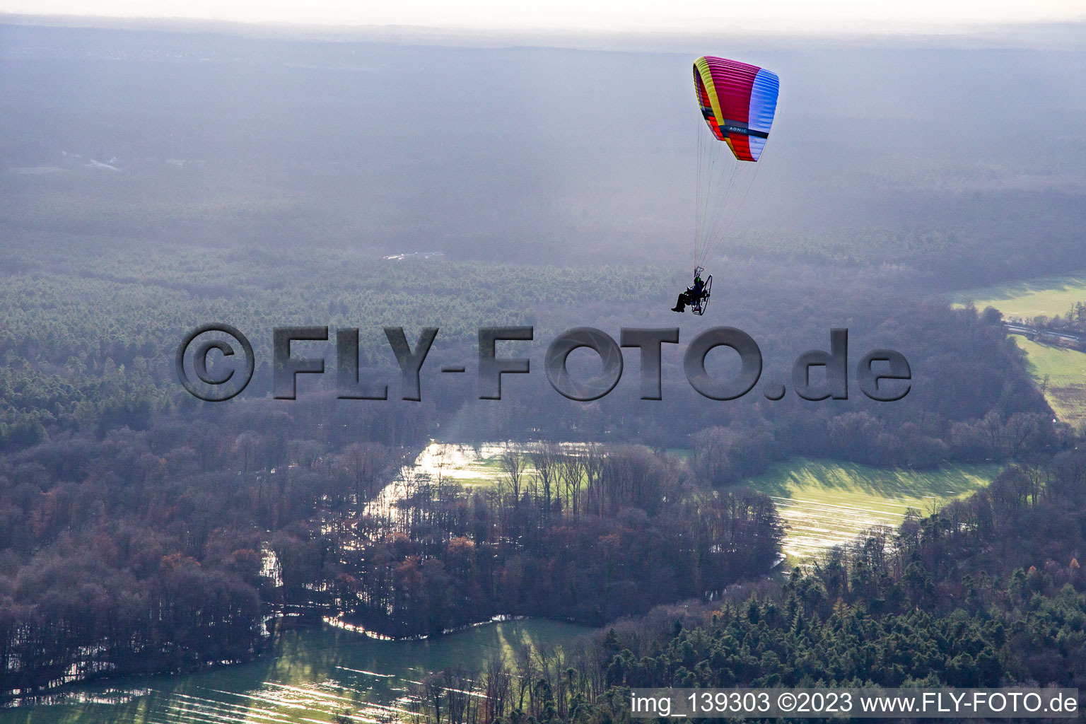 Vue aérienne de Parapente sur l'Otterbachtal à Wörth am Rhein dans le département Rhénanie-Palatinat, Allemagne