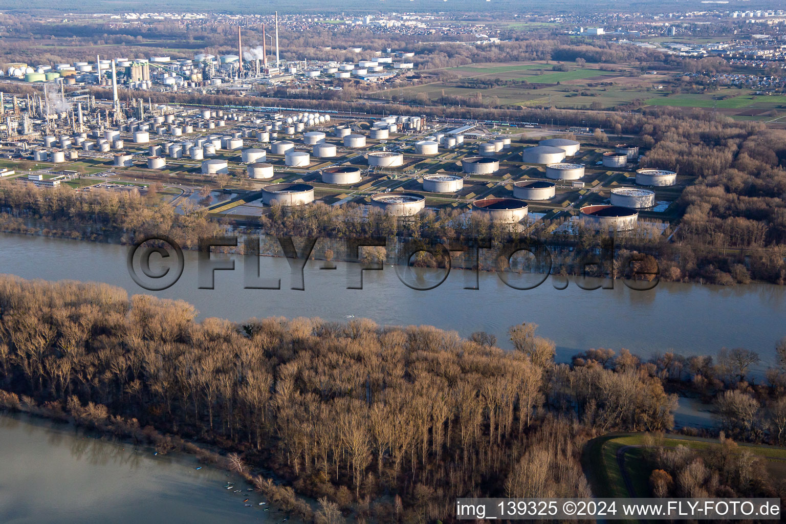 Vue aérienne de Inondation du parc de stockage MiRO Karlsruhe lors de la crue du Rhin à le quartier Knielingen in Karlsruhe dans le département Bade-Wurtemberg, Allemagne